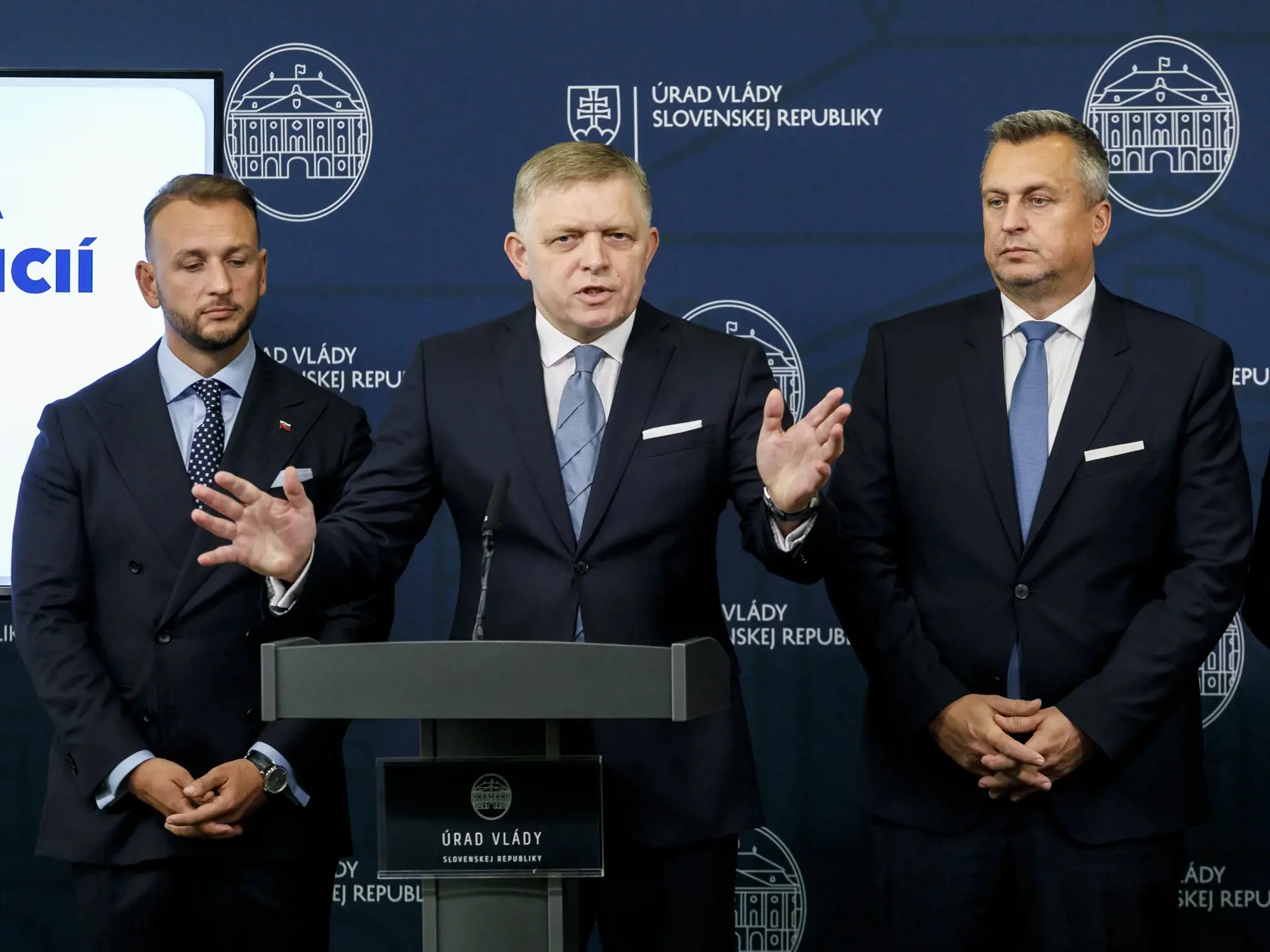 Na snímke zľava minister vnútra SR Matúš Šutaj Eštok (Hlas-SD), predseda vlády SR Robert Fico (Smer-SD) a podpredseda NR SR Andrej Danko (SNS) počas tlačovej konferencie na tému Konsolidácia verejných financií - splácanie účtu za bývalú vládu.  V Bratislave, 17. septembra 2024. FOTO TASR - Dano Veselský