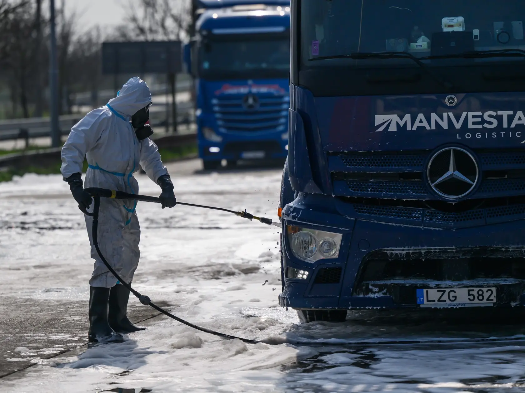 Rakúsky tím dezinfikuje nákladné vozidlá prichádzajúce na Slovensko z Maďarska na hraničnom priechode Rusovce - Rajka.