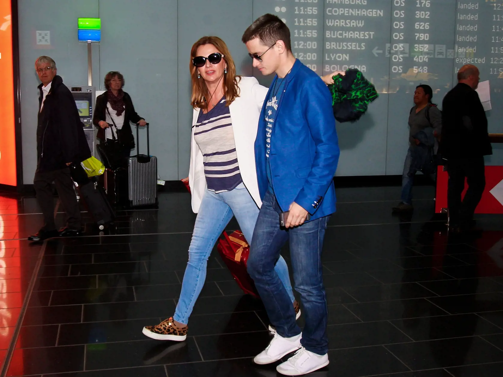 Na snimke europoslankyna Monika Flasikova Benova prilieta domov z rokovania Europskeho parlamentu. Na letisku ju cakal syn Martin.