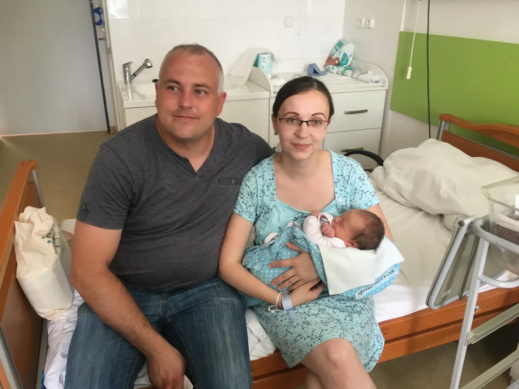 Rodičia so svojim pokladom Damiankom.