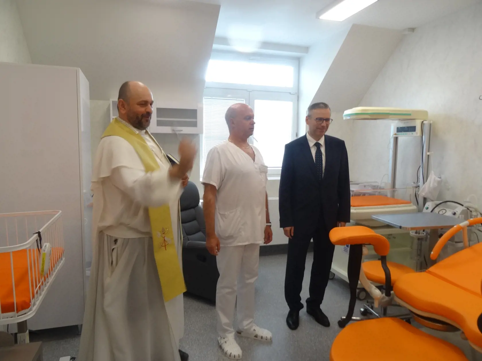 Priestory posvätil kňaz. (na zábere s generálnym riaditeľom Vladimírom Dvorovým a primárom oddelenia).
