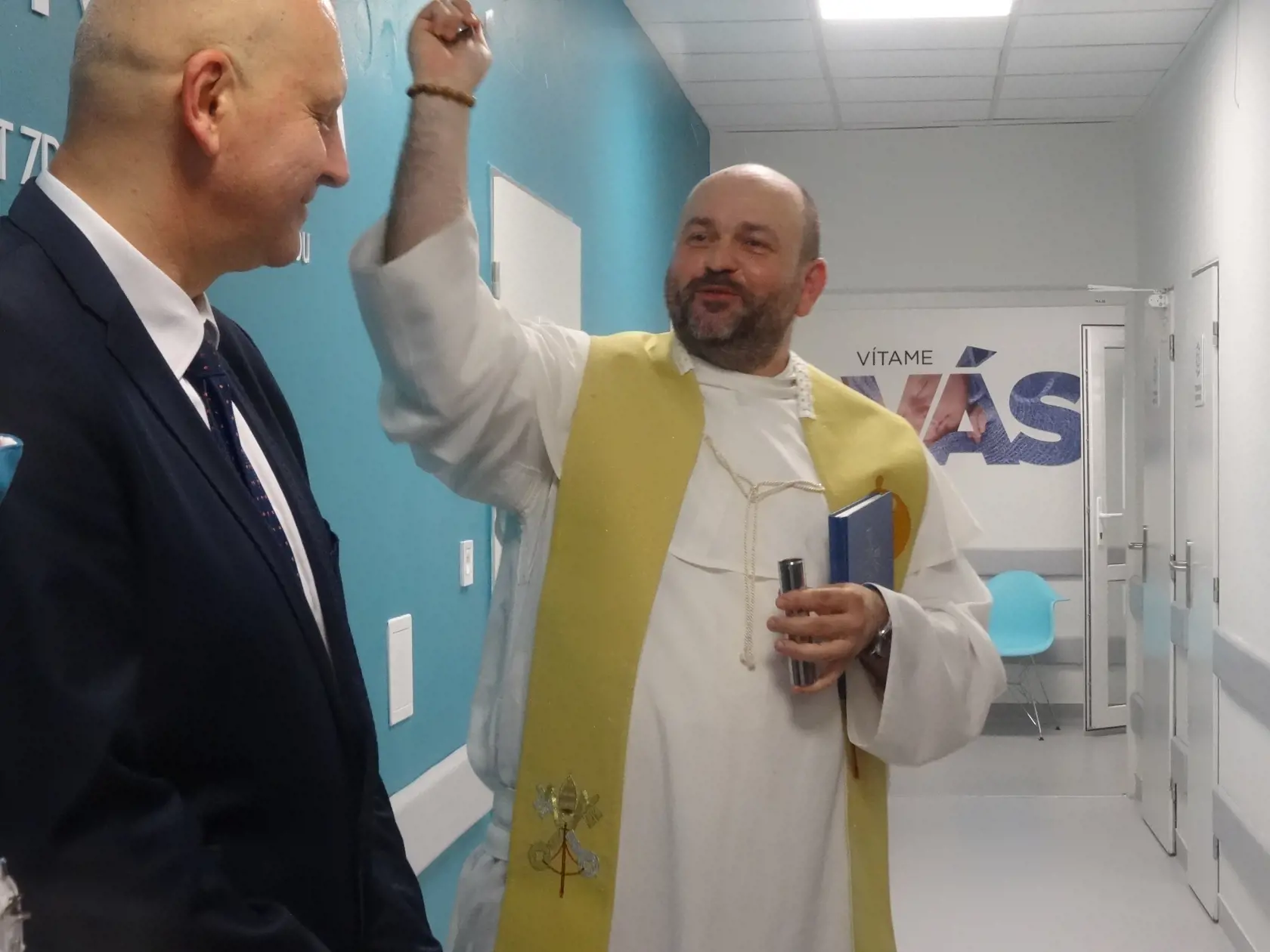 Kňaz vysvätil nové priestory.