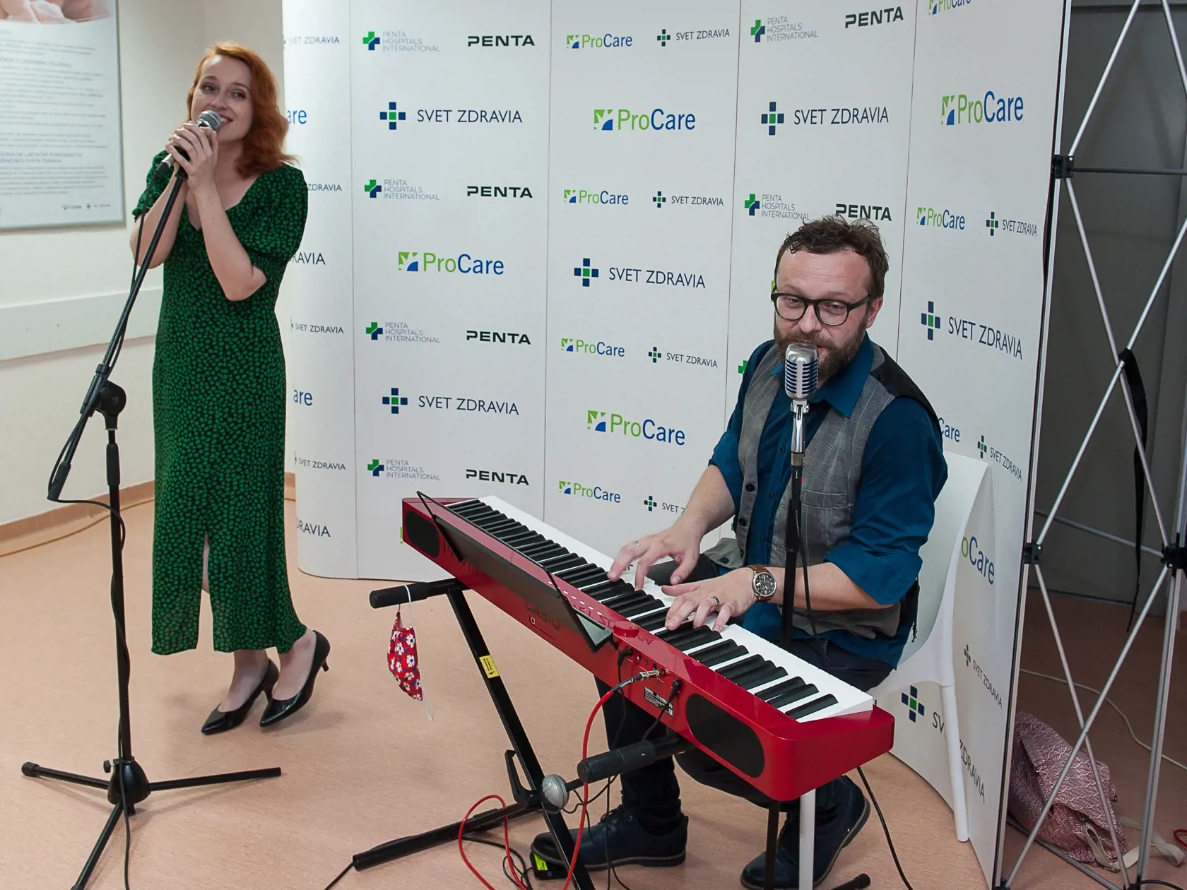 Veronika a Martin Husovskí potešili účastníkov slávnostnej akcie vo vranovskej nemocnici živým "koncertom" uspávaniek.
