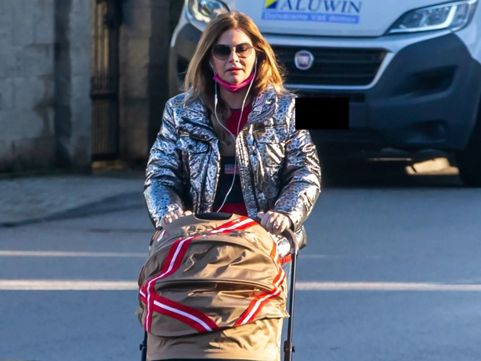 Monika Beňová počas prechádzky s dcérkou Leou.