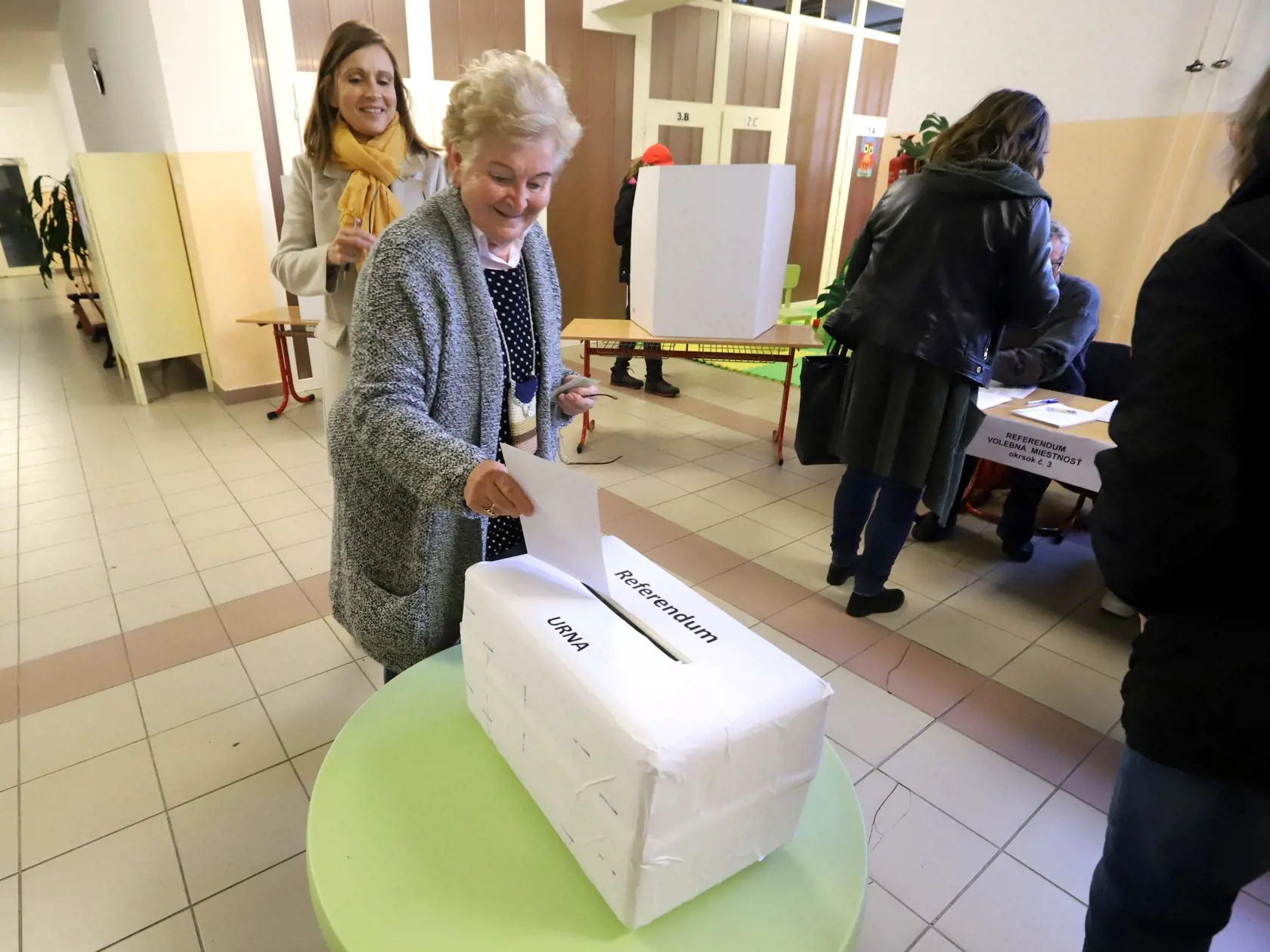Na Slovensku sa v sobotu o siedmej hodine ráno začali historicky prvé spojené voľby do orgánov samosprávy obcí a do orgánov samosprávnych krajov. Na snímke volička vhadzuje obálku s referendovým lístkom do urny vo volebnej miestnosti v Sliači, kde okrem volieb do orgánov samosprávy obcí a voľby do orgánov samosprávnych krajov prebieha aj referendum o vojenskej základni USA v Sliači v okrese Zvolen 29. októbra 2022. FOTO TASR - Ján Krošlák