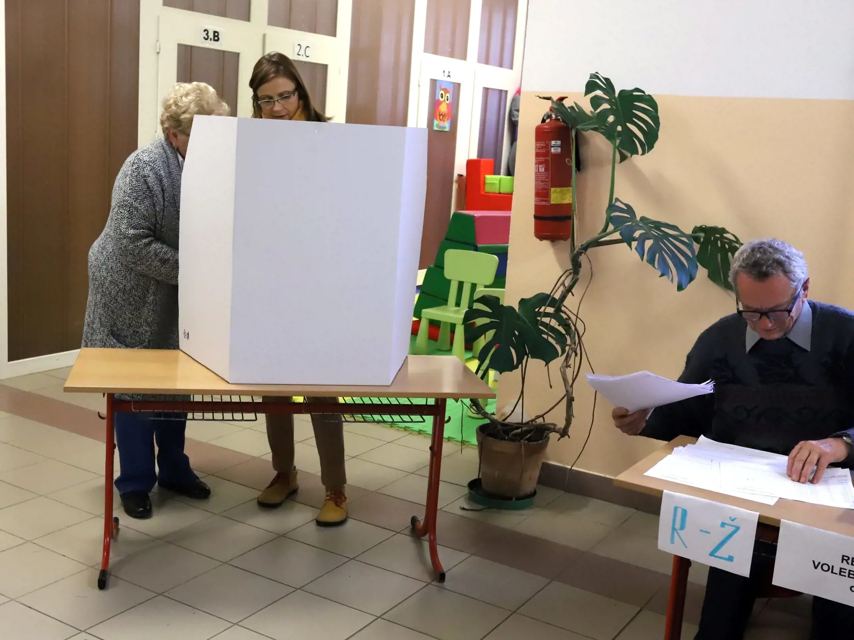 Na Slovensku sa v sobotu o siedmej hodine ráno začali historicky prvé spojené voľby do orgánov samosprávy obcí a do orgánov samosprávnych krajov. Na snímke voličky volia vo volebnej miestnosti v Sliači, kde okrem volieb do orgánov samosprávy obcí a voľby do orgánov samosprávnych krajov prebieha aj referendum o vojenskej základni USA v Sliači v okrese Zvolen 29. októbra 2022. FOTO TASR - Ján Krošlák