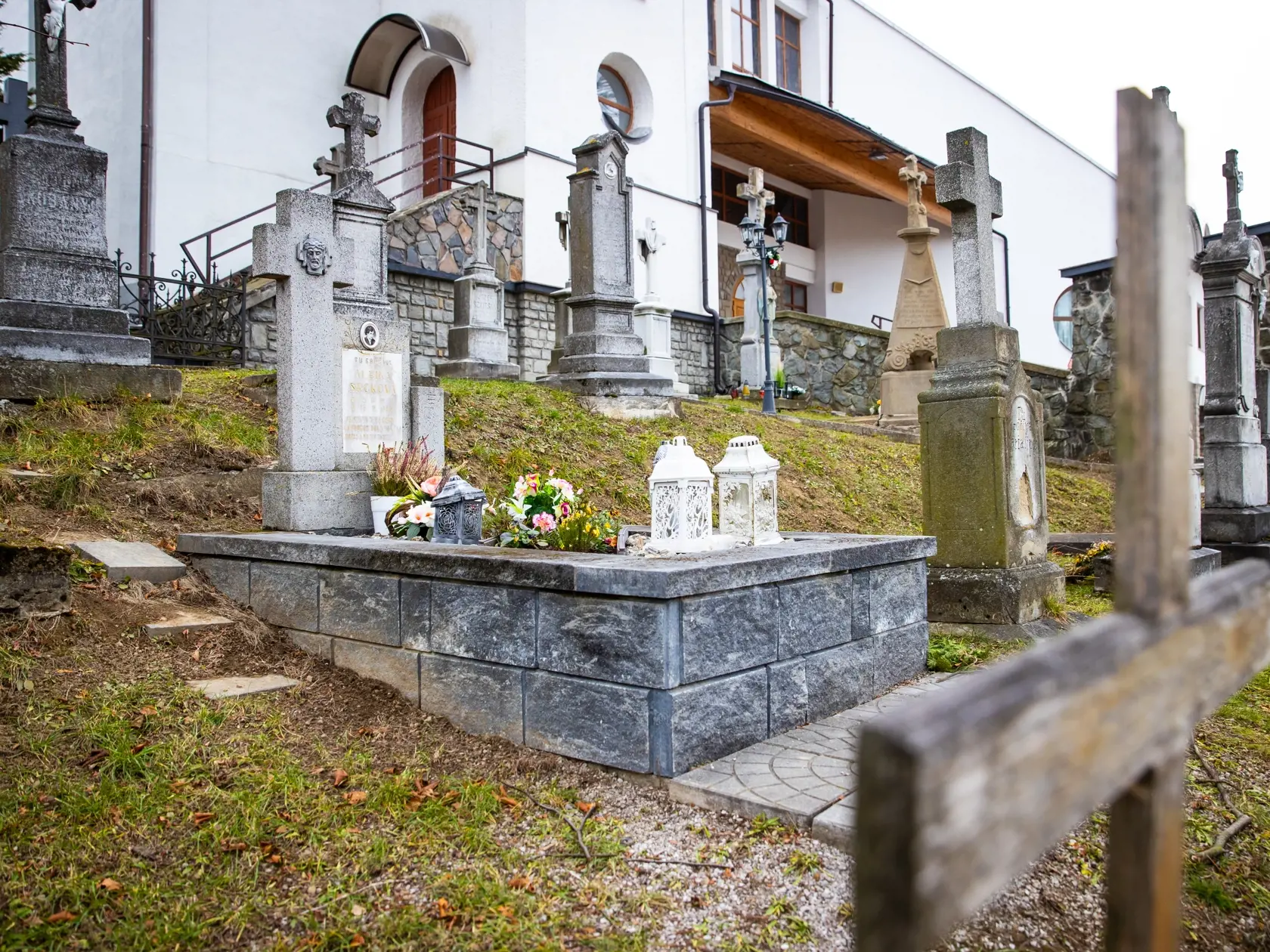 „Znášala to ťažko. Po každom termíne to vždy na nej zanechalo stopu, psychicky to zle znášala. Bolo to až také zlé, že po týždni mala problém priznať, kde bola. Ťažké to bolo pre ňu najmä vtedy, keď sa pozrela prvýkrát do vrahových očí,“  dozvedáme sa.