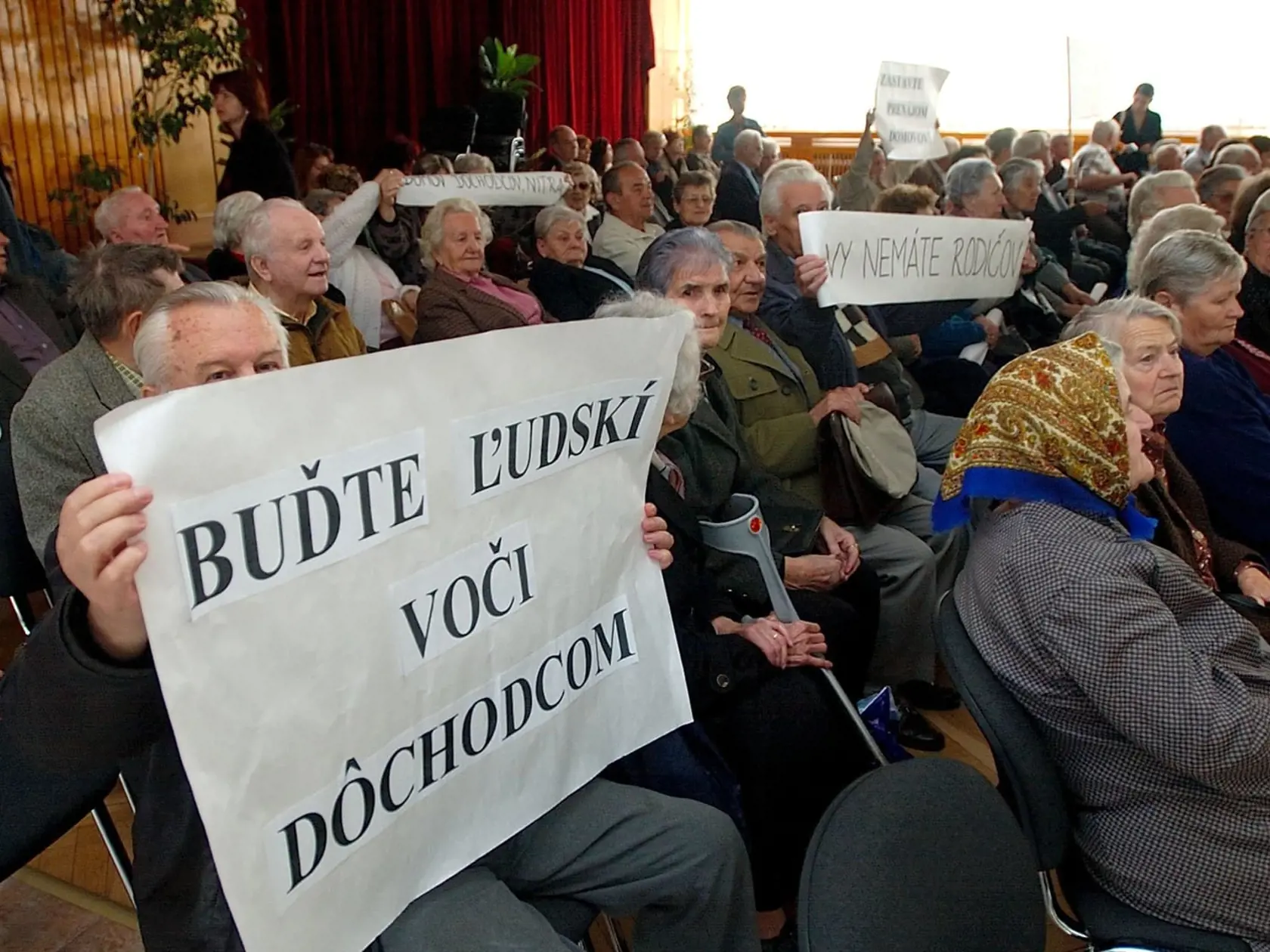 Najstarší dôchodcovia dostanú na budúci rok viac peňazí vďaka prepočítavaniu penzií.