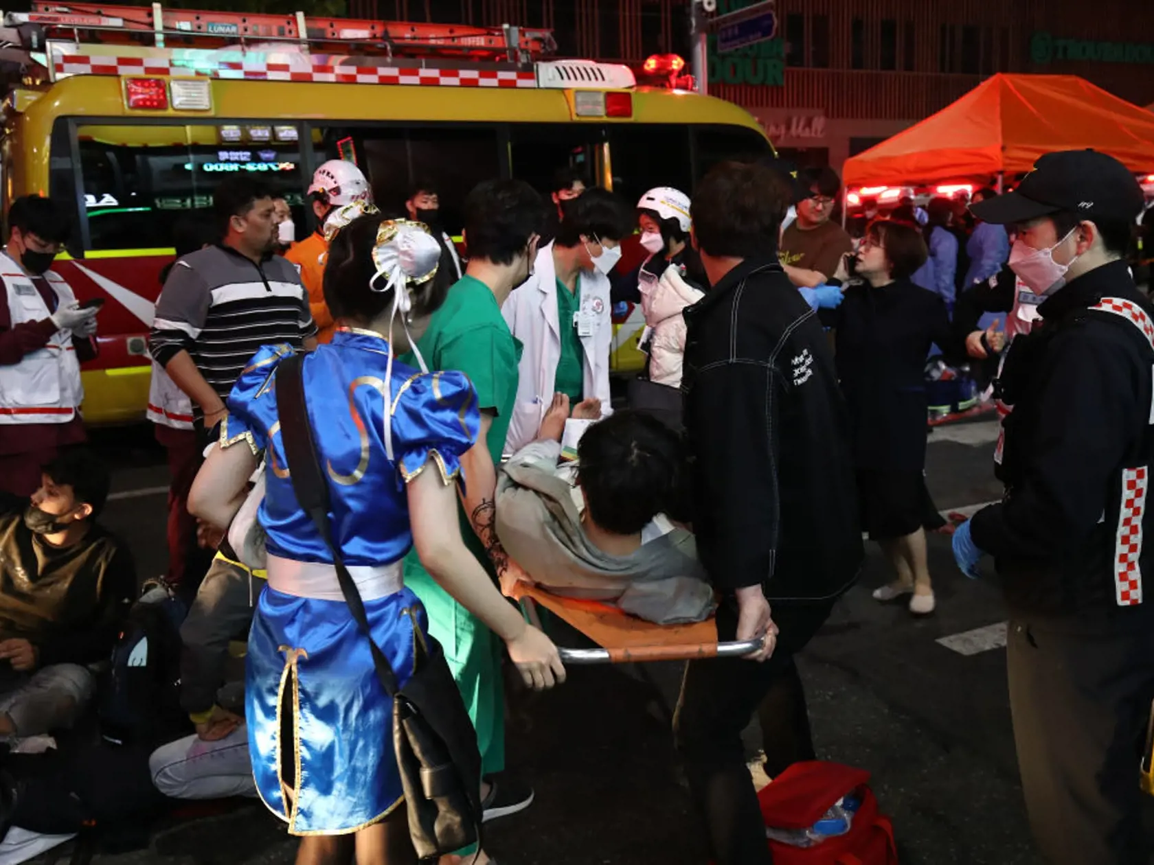 Prinajmenšom 59 ľudí zahynulo v tlačenici, ktorá vypukla v sobotu večer miestneho času na oslavách Halloweenu v juhokórejskom meste Soul. Zranenia utrpelo ďalších približne 150 ľudí.