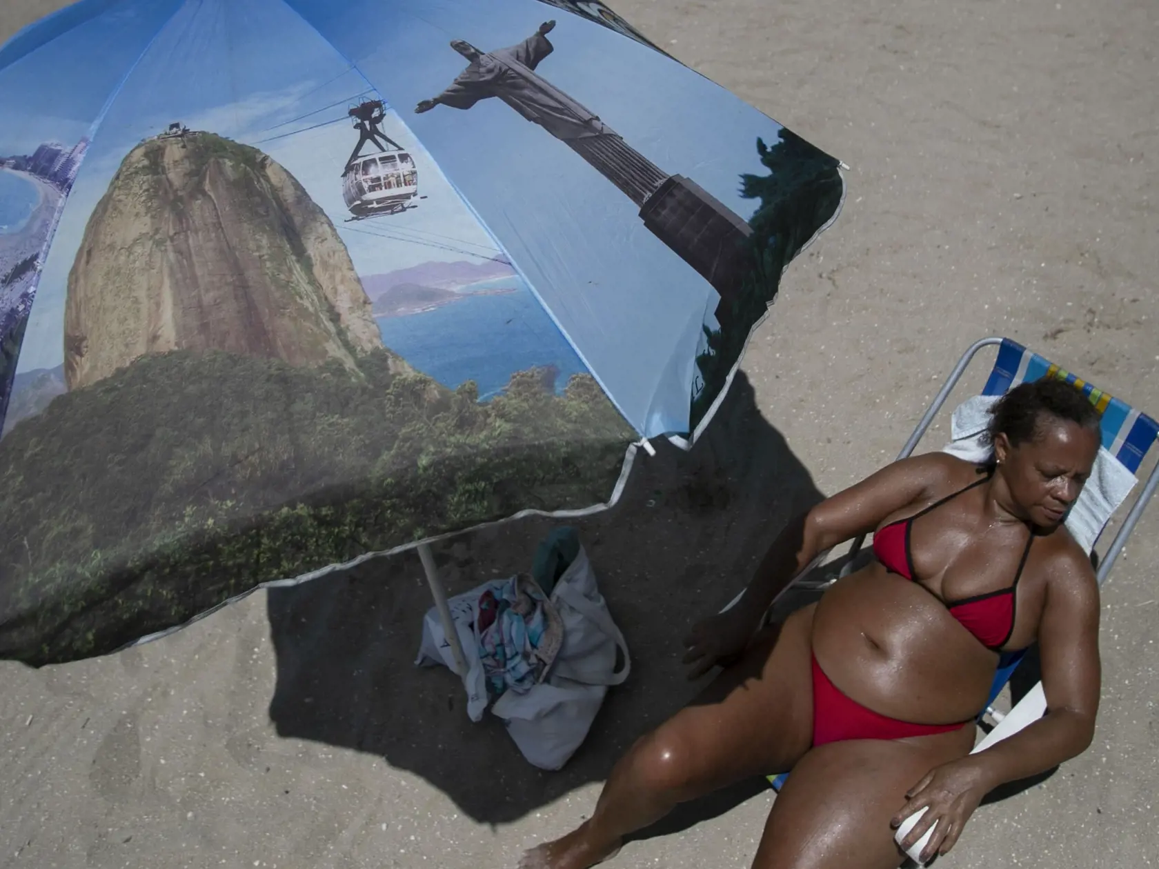 WA 61 Rio de Janeiro - Žena sa opaľuje počas letných horúčav na umelej pláži v Riu de Janeiro v nedeľu 16. februára 2025. FOTO TASR/AP

A women sunbathes at the Piscinao de Ramos artificial beach during summer in Rio de Janeiro, Sunday, Feb. 16, 2025. (AP Photo/Bruna Prado)