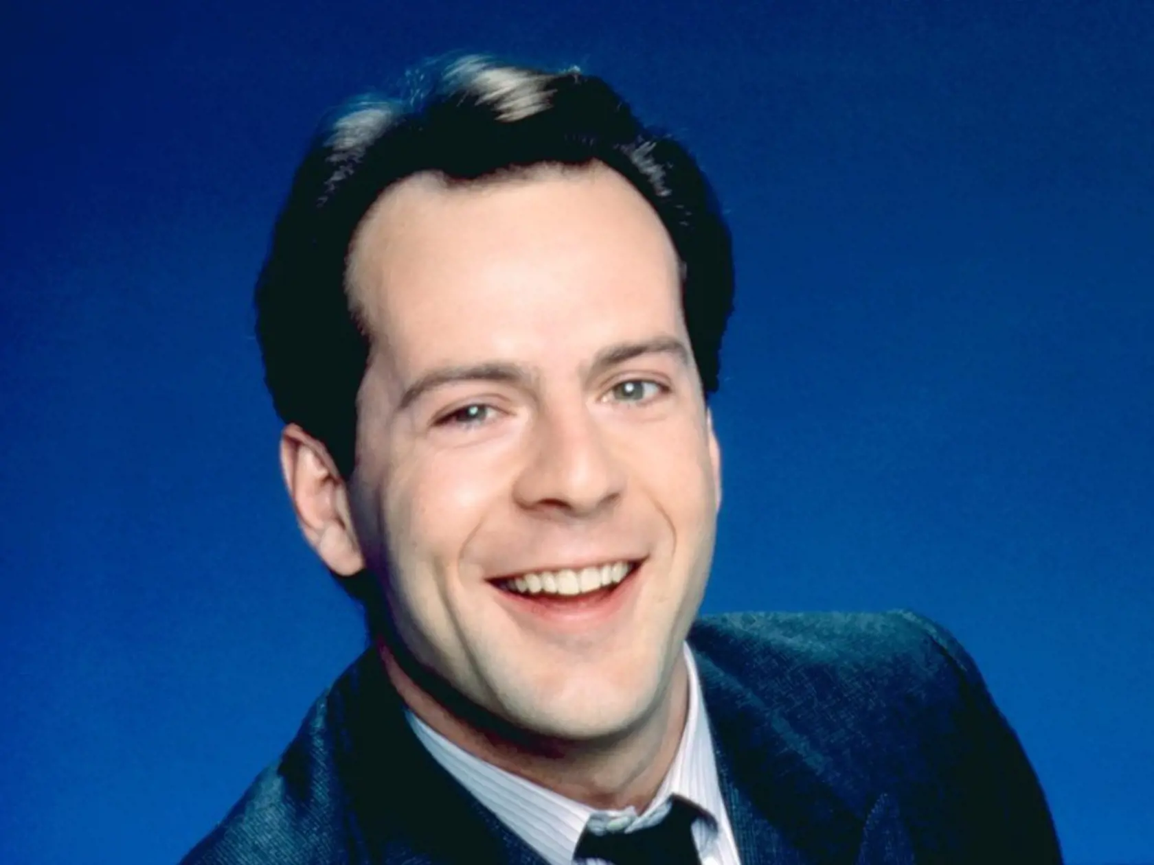 Bruce Willis ešte s vlasmi... Akčný hrdina má snáď viac sexepílu bez nich.