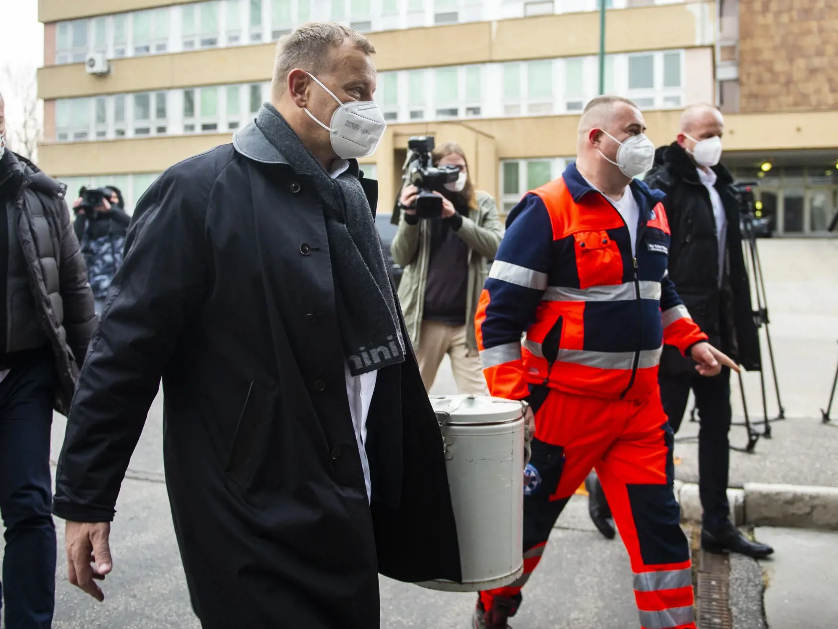 Na snímke vľavo predseda NR SR Boris Kollár (Sme rodina) navštívil a priniesol vianočnú kapustnicu zdravotníkom Záchrannej zdravotnej služby na Antolskej v Bratislave vo štvrtok 23. decembra 2021.