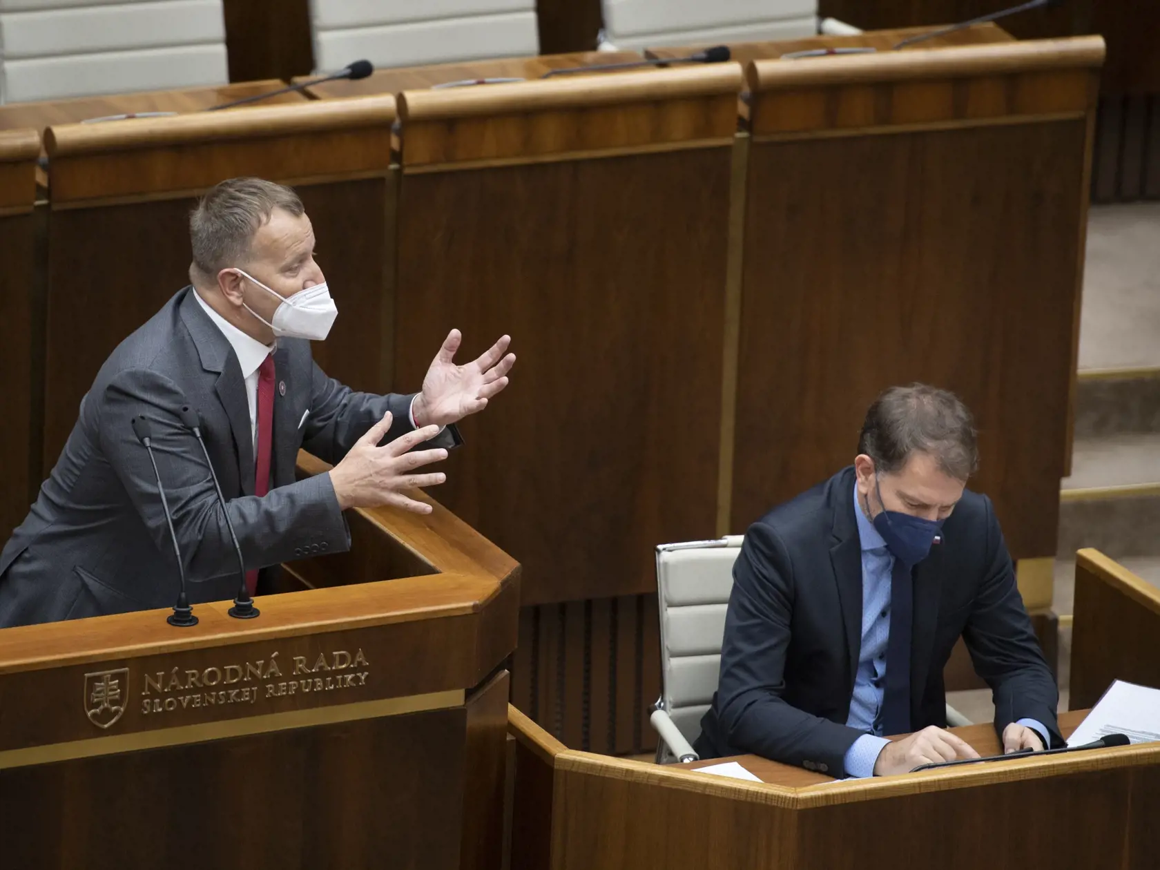 Na snímke vľavo predseda NR SR Boris Kollár (Sme rodina) počas príhovoru k návrhu na skrátené legislatívne konanie v súvislosti s 500-eurovými poukážkami pre seniorov ako motiváciu k očkovaniu počas 51. schôdze Národnej rady SR v Bratislave vo štvrtok 2. decembra 2021. Vpravo podpredseda vlády SR a minister financií SR Igor Matovič (OĽANO).