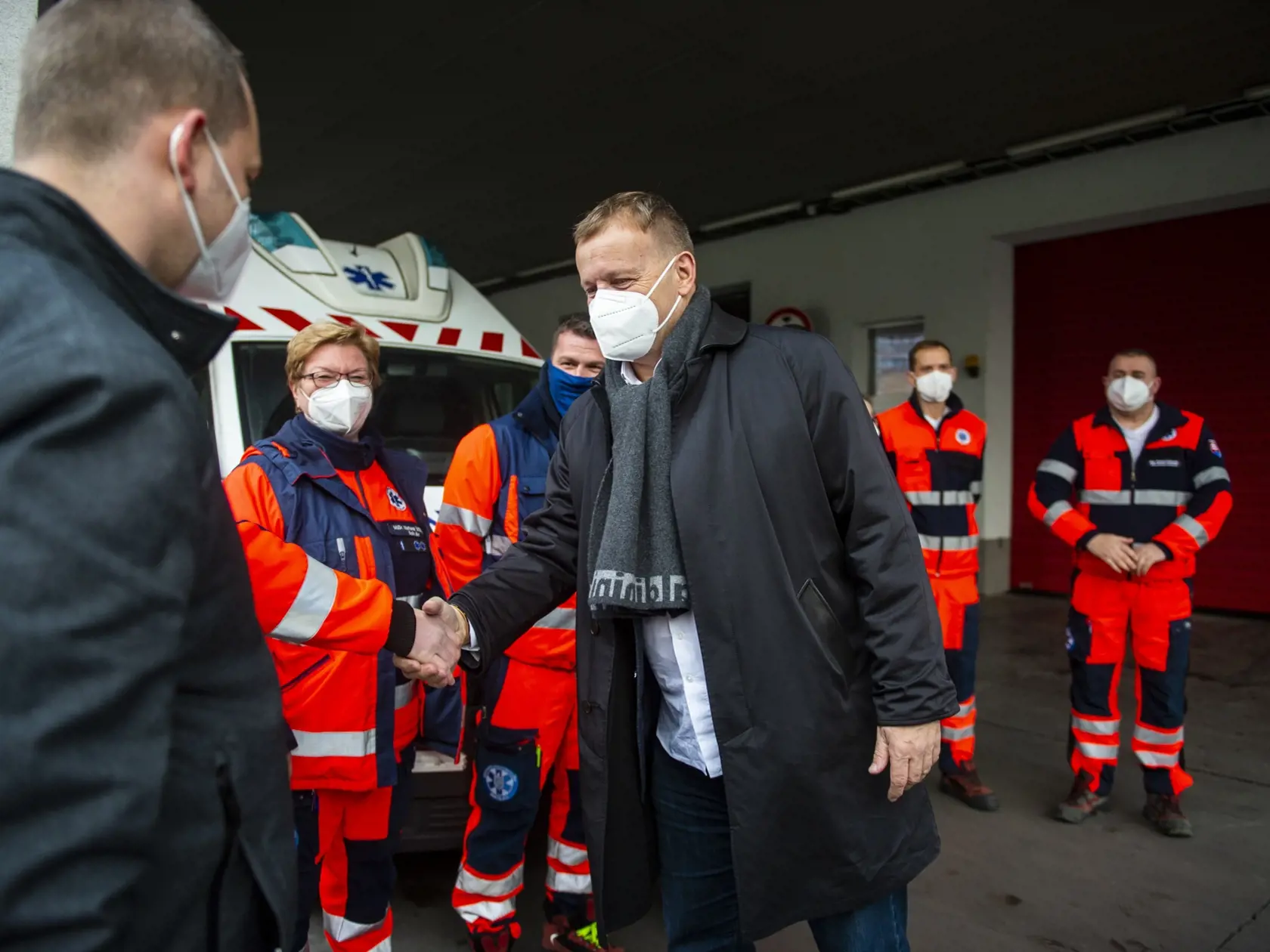 Na snímke vpravo v popredí predseda NR SR Boris Kollár (Sme rodina) navštívil a priniesol vianočnú kapustnicu zdravotníkom Záchrannej zdravotnej služby na Antolskej v Bratislave vo štvrtok 23. decembra 2021.