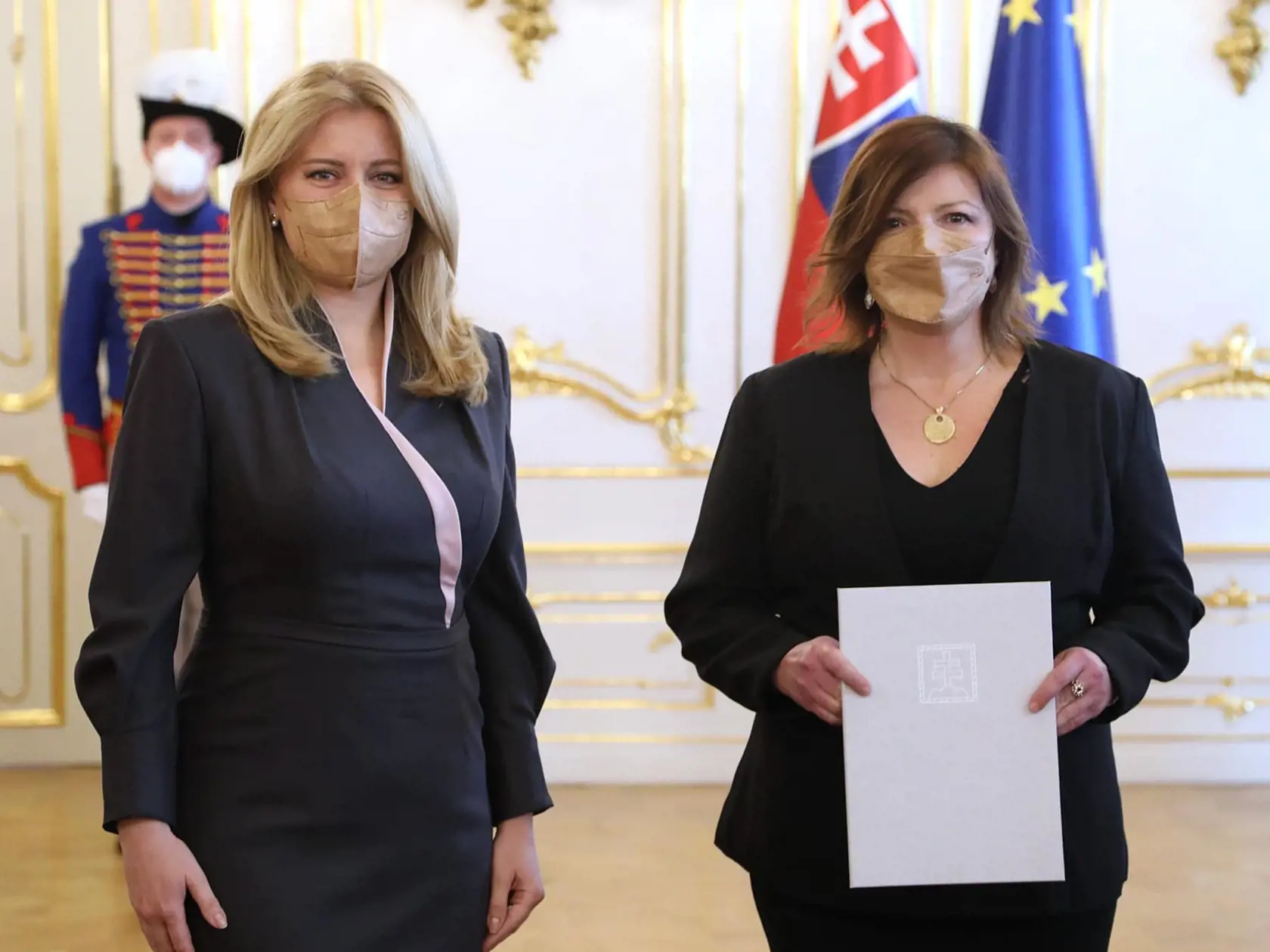 Keďže som v Prezidentskom paláci za desať rokov zažil desiatky aktov vymenovania profesorov, dokonalo poznám priebeh tejto ceremónie. Fotografia zachytáva moment, ktorý nasledoval bezprostredne po podaní rúk a gratulácii k vymenovaniu za profesora. Následne si vymenovaný profesor prevezme dekrét a spolu zapózujú fotografovi.
