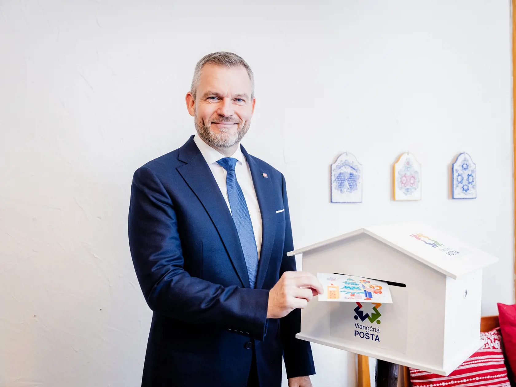  Prezident Peter Pellegrini sa v Rajeckej Lesnej zúčastnil na slávnostnom otvorení 26. ročníka Vianočnej pošty. Prezident ocenil tento úspešný a obľúbený projekt Slovenskej pošty, prostredníctvom ktorému sa dostalo k Ježiškovi už takmer dva a pol milióna listov s vianočnými želaniami.
