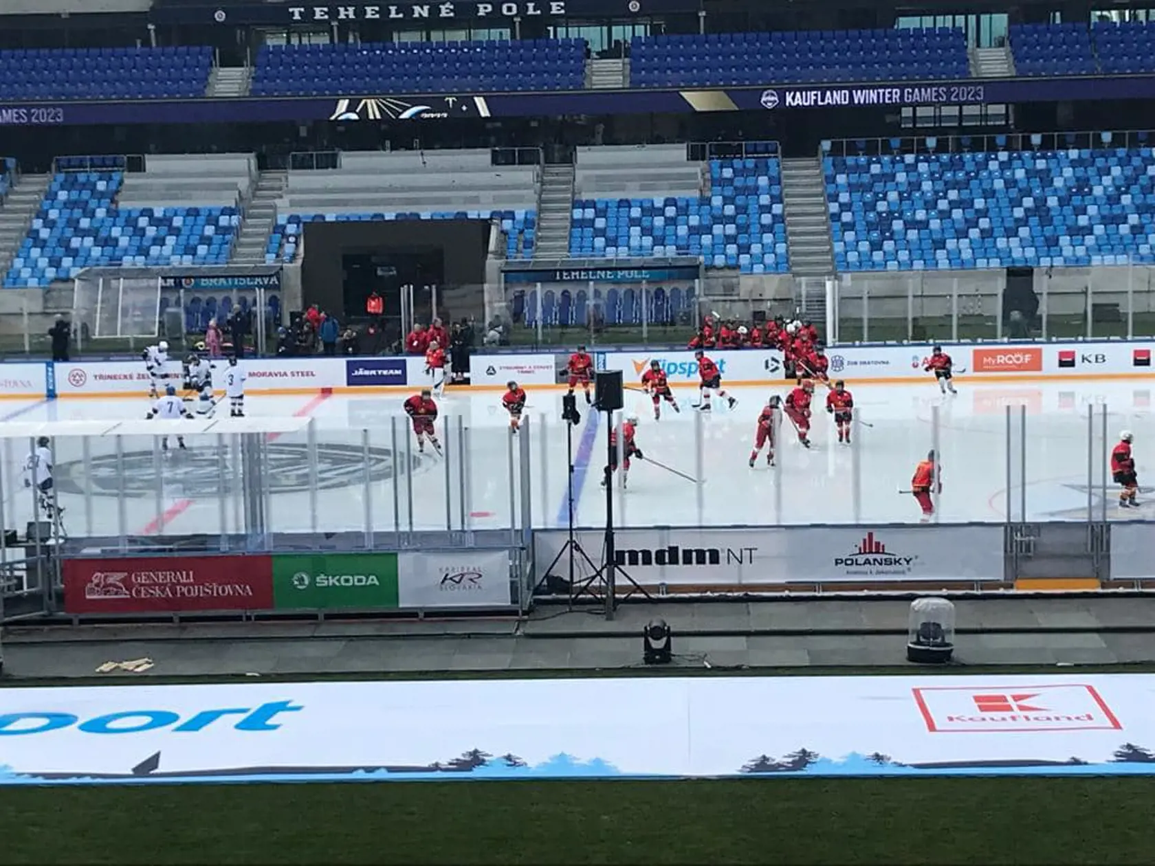 Do HK Ružinov chodí až 300 detí.