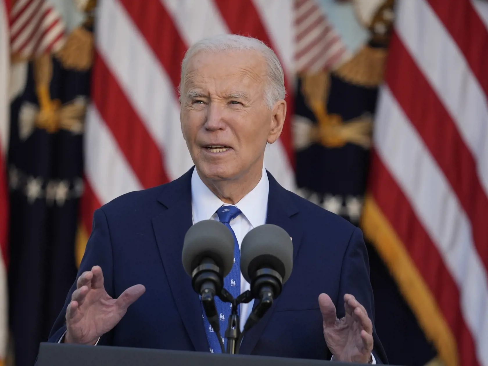 Americký prezident Joe Biden gestikuluje počas tlačovej konferencie v Ružovej záhrade Bieleho domu vo Washingtone v utorok 26. novembra 2024.