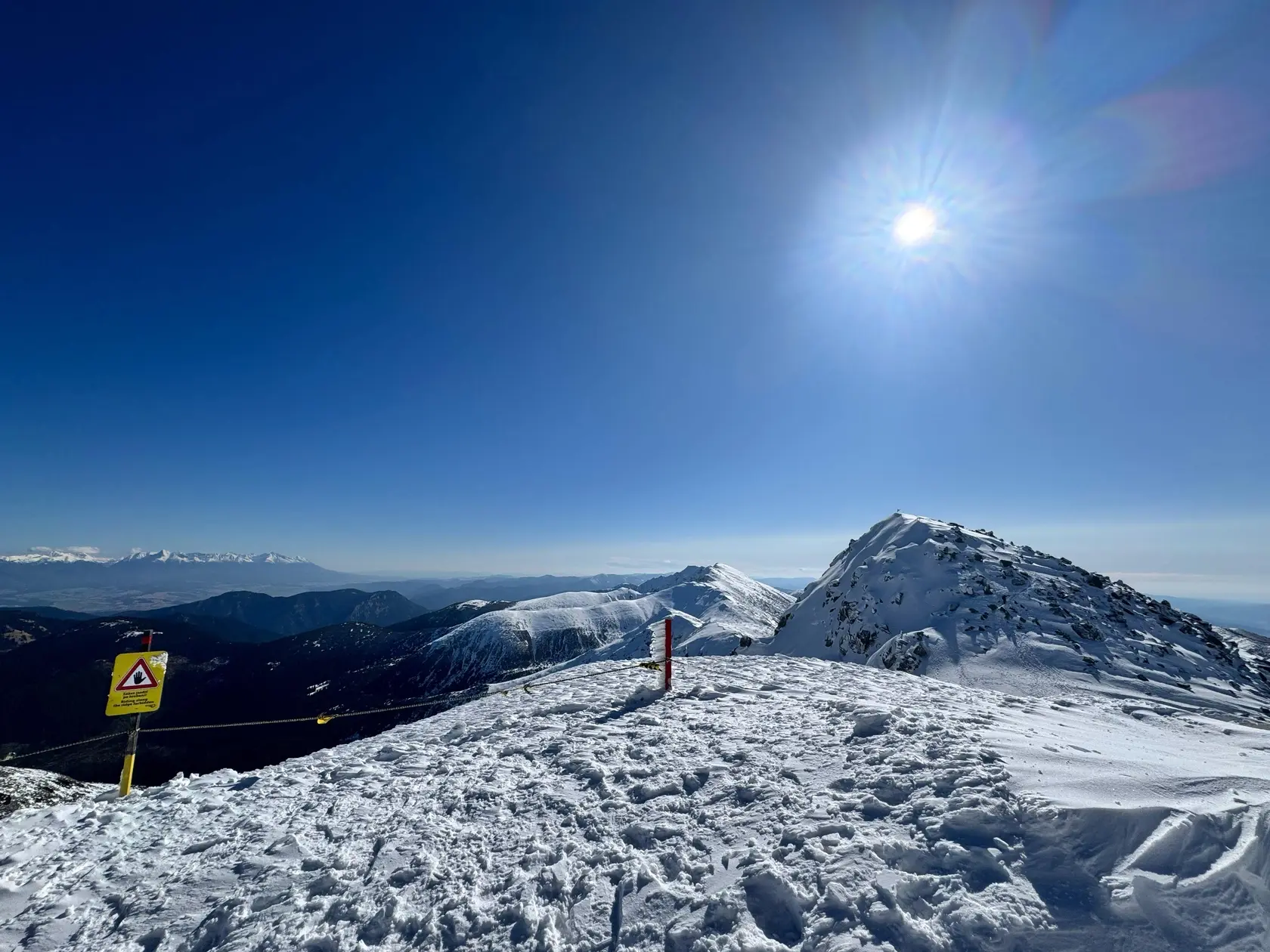 Lyžiarske stredisko Jasná, ktoré je momentálne jediné v prevádzke v rámci Liptova, má na jarné lyžovanie ideálne podmienky s dostatkom snehu. Na snímke vrch Chopok. FOTO TASR - Lenka Hanesová , 4. apríl 2025 
