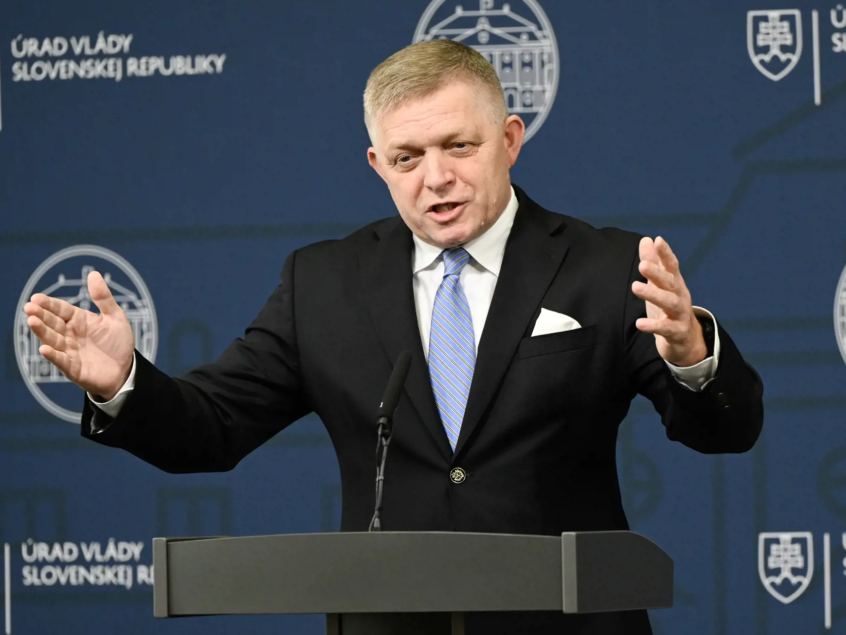 Predseda vlády SR Robert Fico (Smer) gestikuluje počas tlačovej konferencie po rokovaní so zástupcami prvovýrobcov potravín v Bratislave v piatok 11. októbra 2024. 