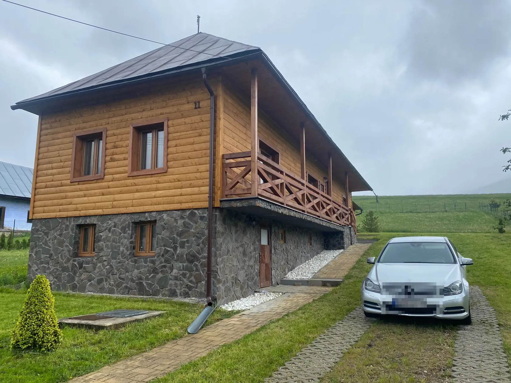 Rodný dom M. Černáka. Malý domček na konci dediny zmenil nedávno šat. Podľa návrhu Černáka ho obložili stavbári drevom, dostal aj zábradlie vytvorené z drevených hranolov. Za domom je obrovský pozemok, na ktorom plánuje vybudovať penzión.