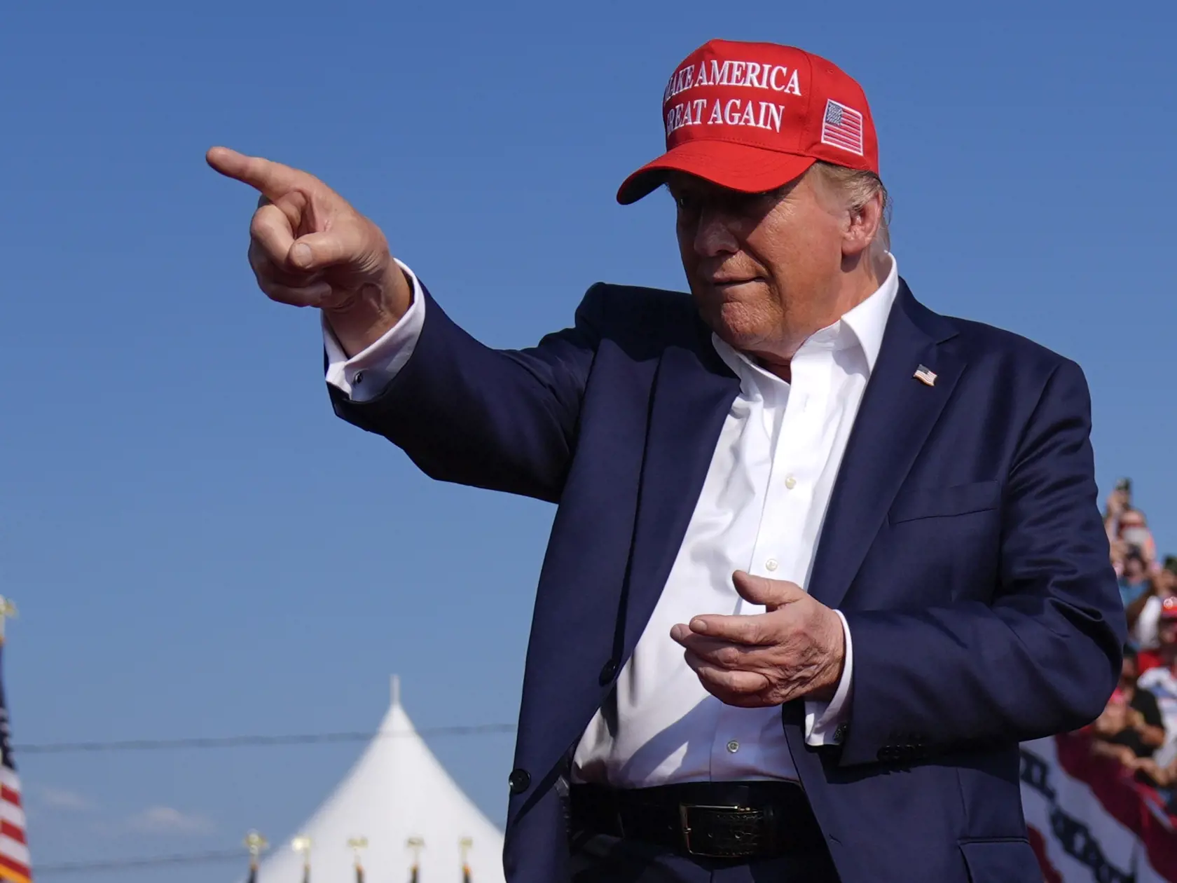 Republikánsky prezidentský kandidát a americký exprezident Donald Trump prichádza na svoj predvolebný míting v meste Butler v americkom štáte Pensylvánia 13. júla 2024. Trump potvrdil, že v sobotu na mítingu v Pensylvánii ho zasiahla guľka. Tá mu prestrelila hornú časť pravého ucha. Bývalý americký prezident sa vyjadril na sociálnej sieti, informuje TASR.