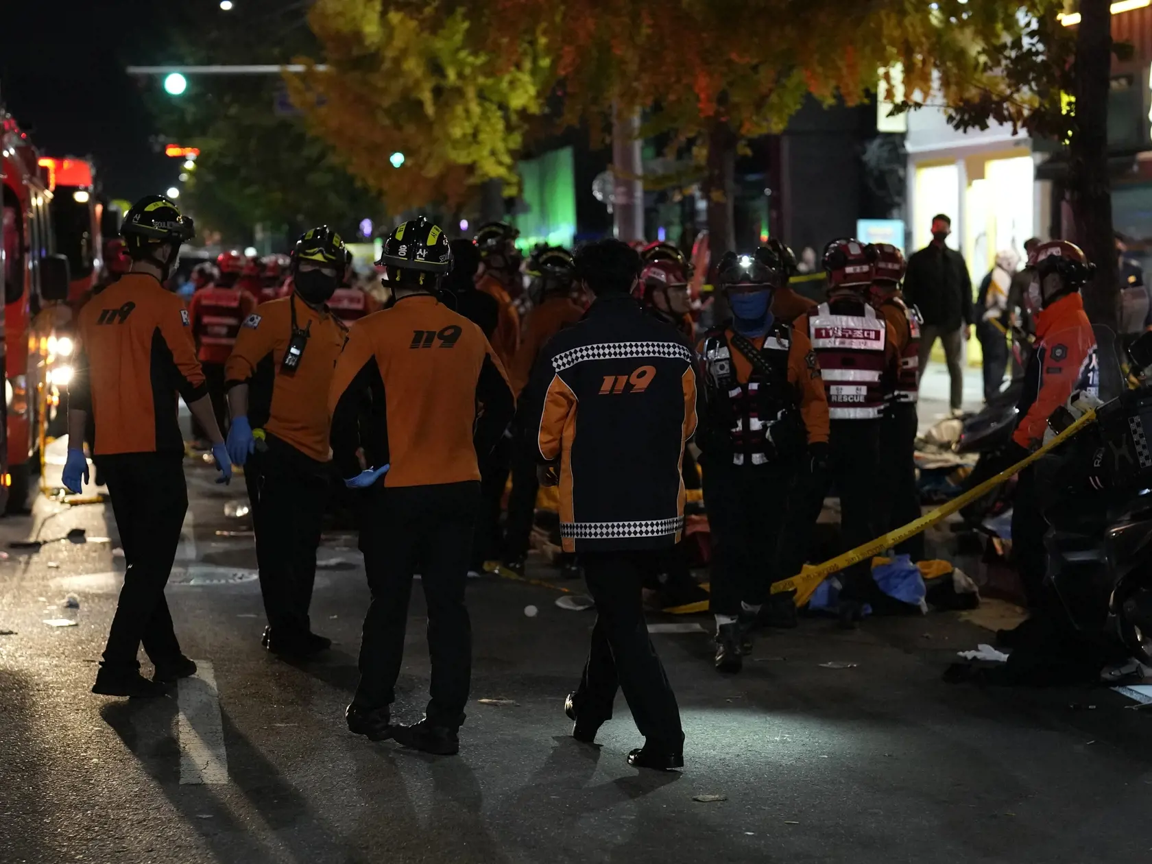 Záchranári a hasiči zachraňujú ľudí po tlačenici, ku ktorej došlo počas osláv Halloweenu v juhokórejskom meste Soul v sobotu večer miestneho času 29. októbra 2022.