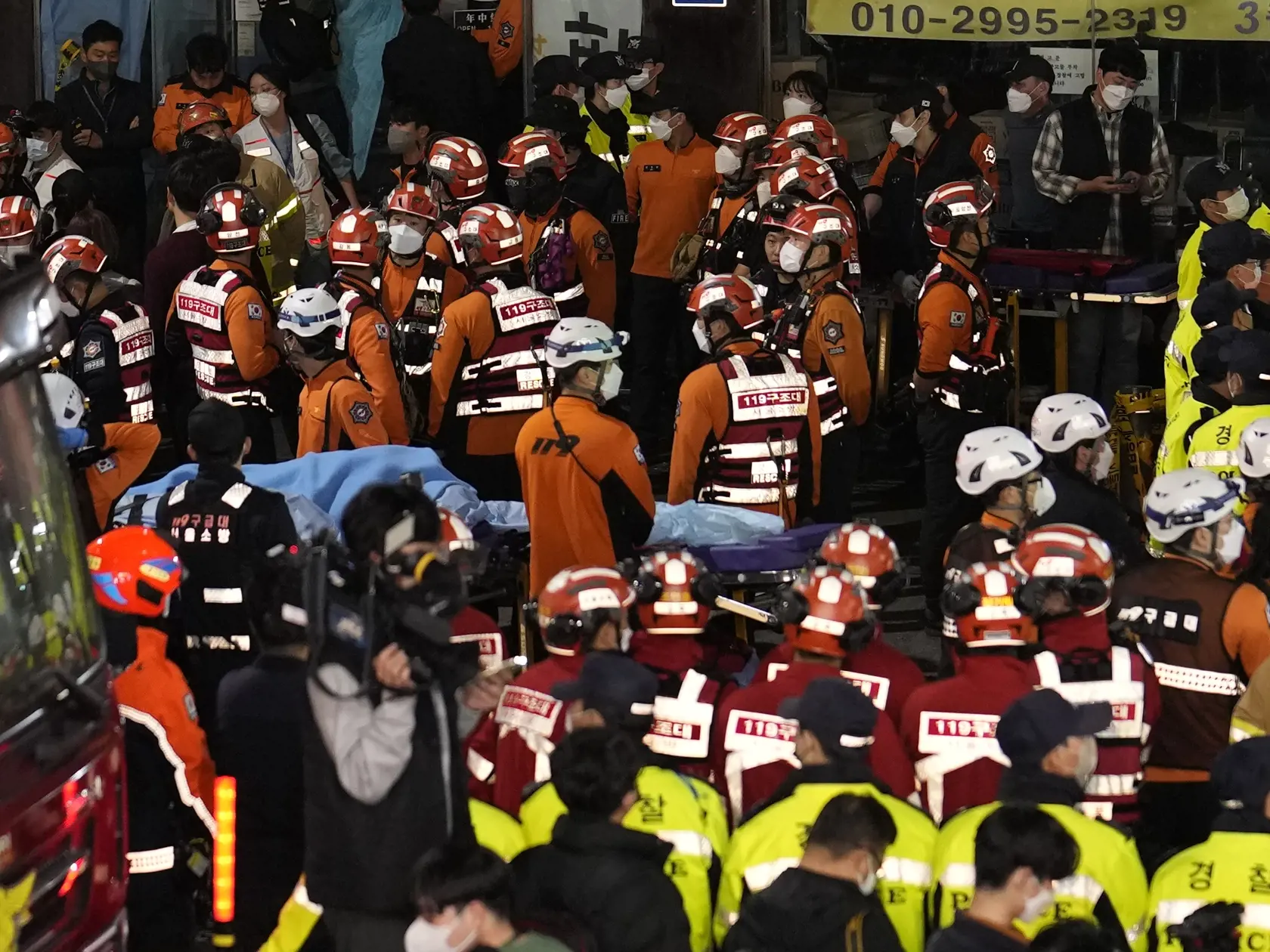 Záchranné zložky zasahujú po tlačenici, ku ktorej došlo počas osláv Halloweenu v juhokórejskom meste Soul v sobotu večer miestneho času 29. októbra 2022.