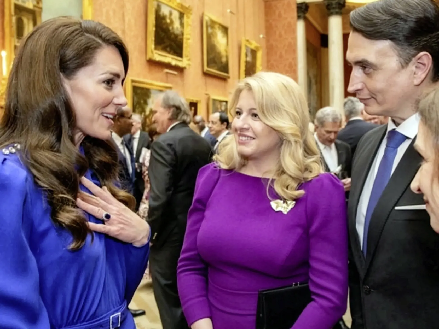 Zuzana Čaputová a Juraj Rizman počas korunovácie kráľa Karola III. v debate s princeznou Catherine.