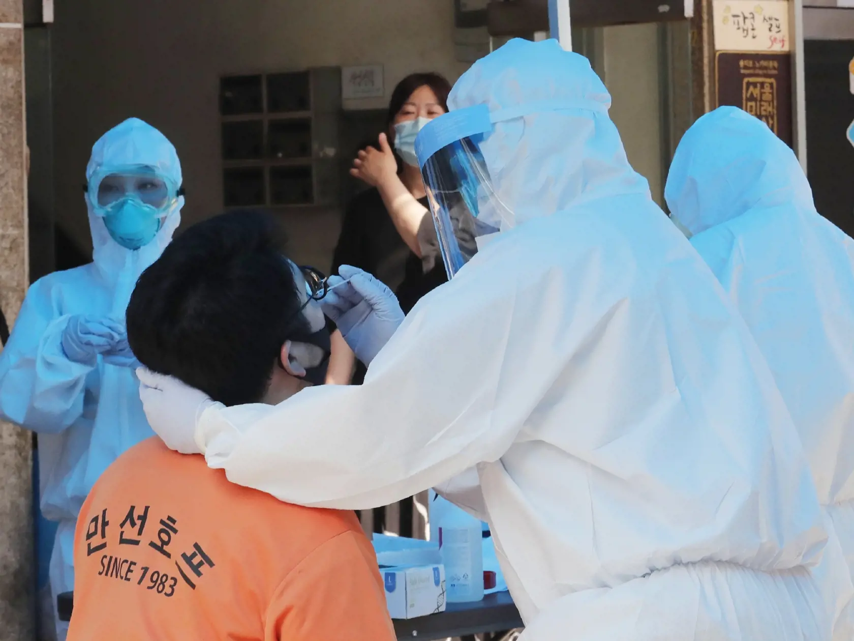 KK21 Soul - Zdravotník v ochrannom obleku odoberá mužovi vzorku na ochorenie Covid-19, 5. júna 2020 v Soule. FOTO TASR/AP
A health official wearing protective gear takes samples from a man during the COVID-19 testing at a makeshift clinic in Seoul, South Korea, Friday, June 5, 2020. (AP Photo/Ahn Young-joon)