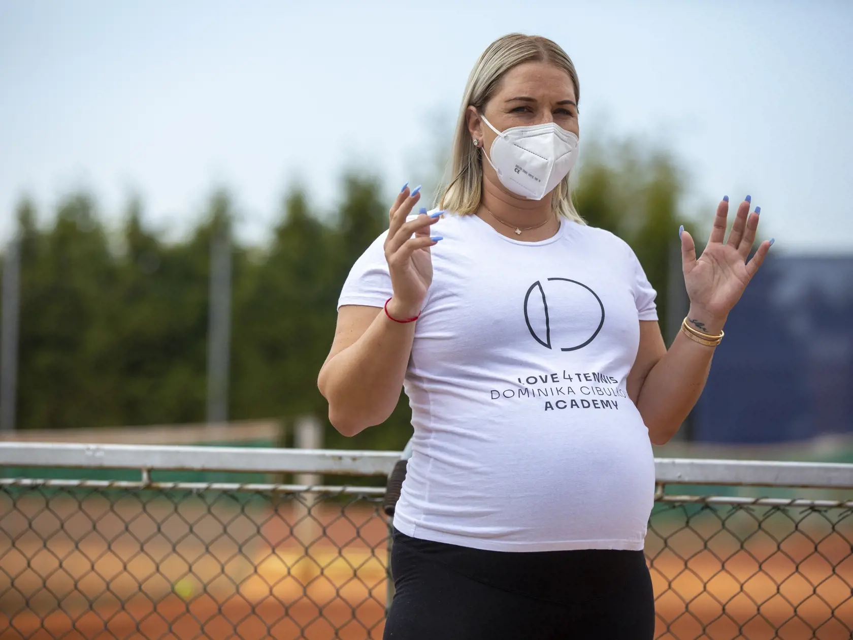 Otvorenie vonkajších ihrísk po Corona víruse.
Na obr. Tehotná Dominika Cibulková vo svojej tenisovej akadémií na Turbínovej ulici, 
