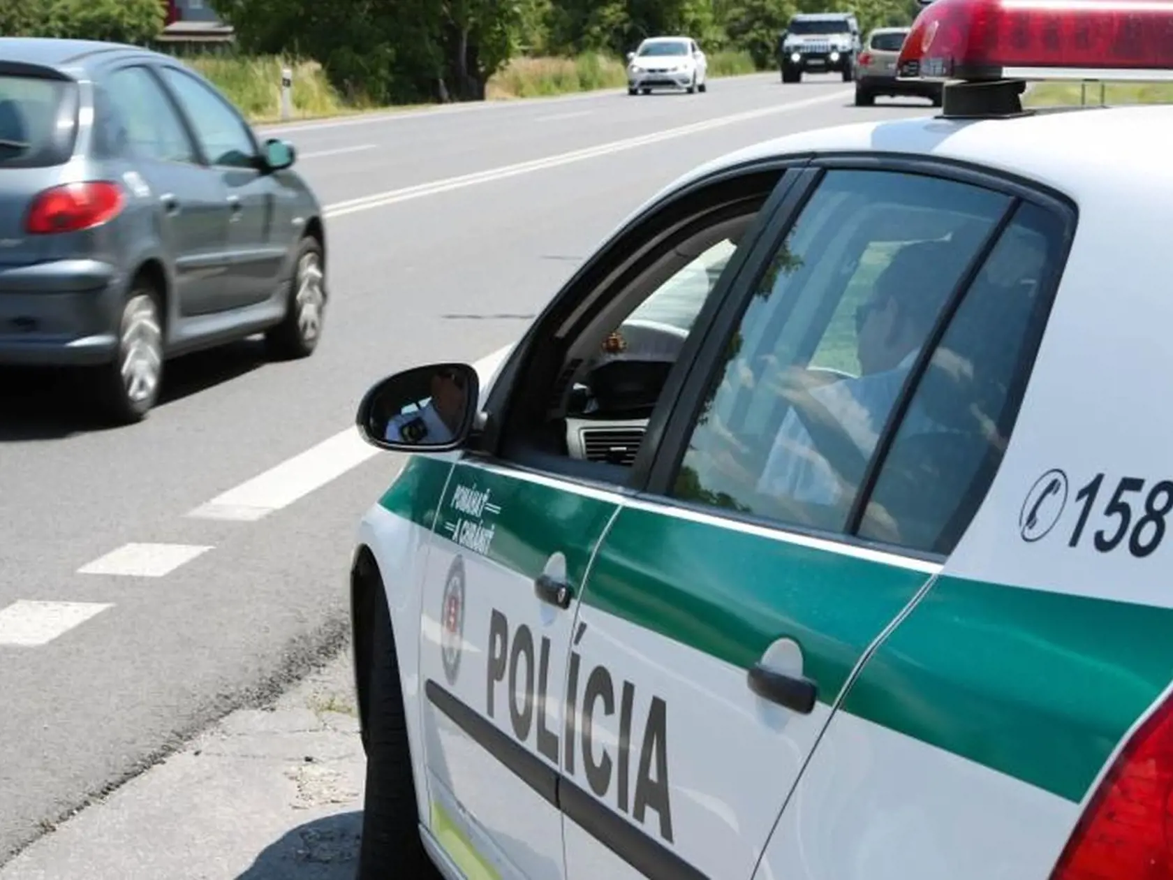 Doklad o zaplatení povinného zmluvného poistenia (PZP) všetci dobre poznáme. Každý vodič ju musí mať počas jazdy pri sebe a pri kontrole ju predložiť policajtom. Bez tejto karty automobil nesmie jazdiť po verejných komunikáciách, rovnako nemôže ísť ani do zahraničia.