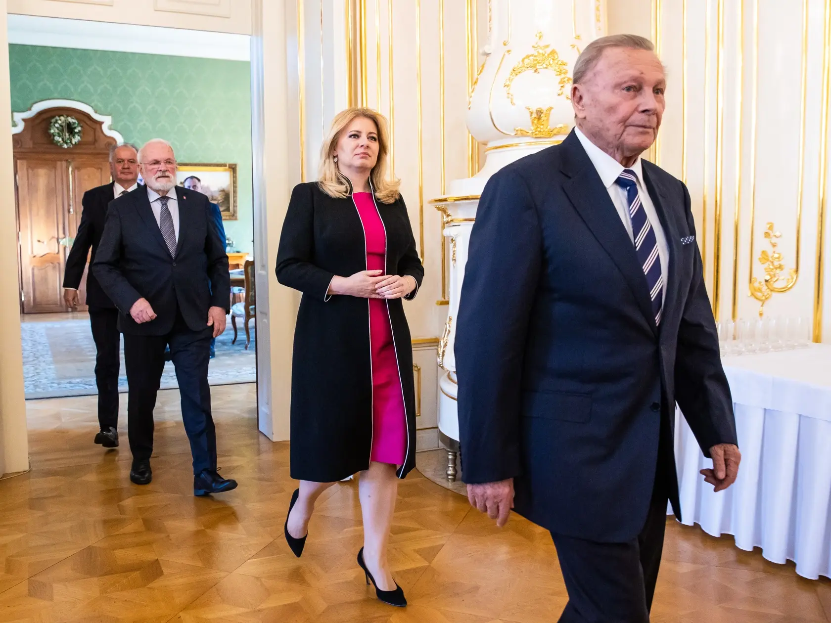 Tlačová konferencia po spoločnom obede bývalých prezidentov SR so súčastným Prezidentom SR, Petrom Pellegrinim v Prezidentskom paláci. Na snímke z ľava, Andrej Kiska, Ivan Gašparovič, Zuzana Čaputová a Rudolf Schuster.