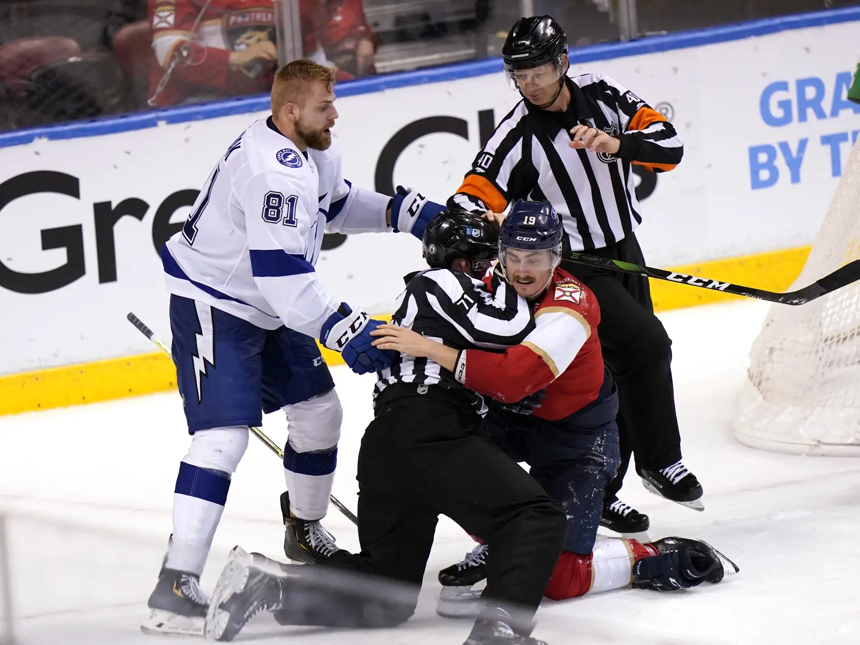 WA 2 Sunrise - Rozhodca oddeľuje od seba slovenského obrancu v drese Tampy Erika Černáka (vľavo) a hráča Floridy Masona Marchmenta v druhom zápase semifinále Centrálnej divízie play off NHL Florida Panthers - Tampa Bay Lightning v Sunrise v utorok 18. mája 2021. Tampa Bay zvíťazila na ľade Floridy 3:1 a v sérii vedie už 2:0 na zápasy. FOTO TASR/AP 

An official separates Tampa Bay Lightning defenseman Erik Cernak (81) and Florida Panthers left wing Mason Marchment, right, during the third period
