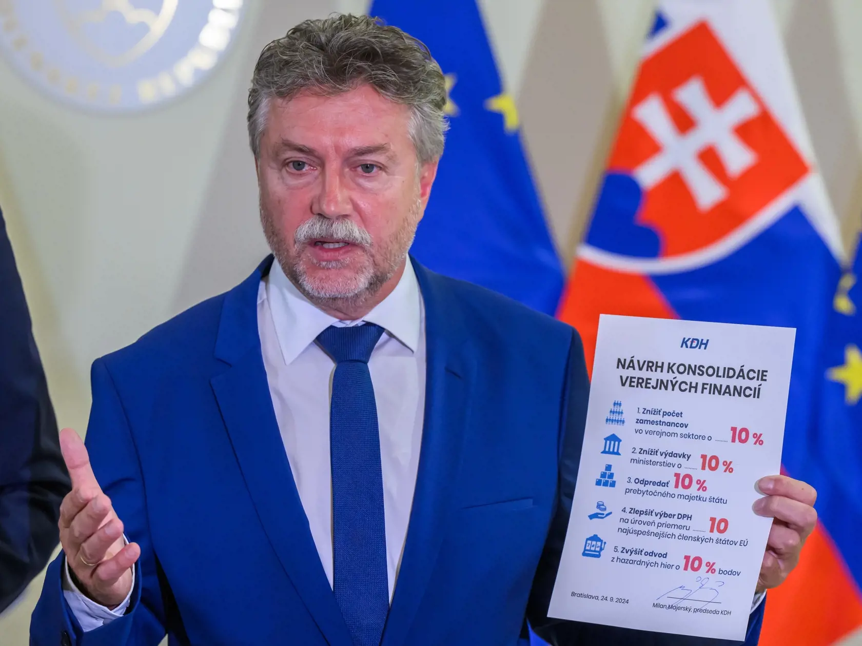 Na snímke člen predsedníctva opozičného Kresťanskodemokratického hnutia (KDH) a ekonomický expert Jozef Hajko ukazuje návrh konsolidácie verejných financií z dielne KDH na tlačovej konferencii po rokovaní premiéra Roberta Fica (Smer-SD) s predsedami opozičných strán a predstaviteľmi Ministerstva financií SR o konsolidácii na Úrade vlády SR v Bratislave v utorok 24. septembra 2024. Opozičné strany KDH a Progresívne Slovensko (PS) pozvanie predsedu vlády na rokovanie o konsolidačných opatreniach p