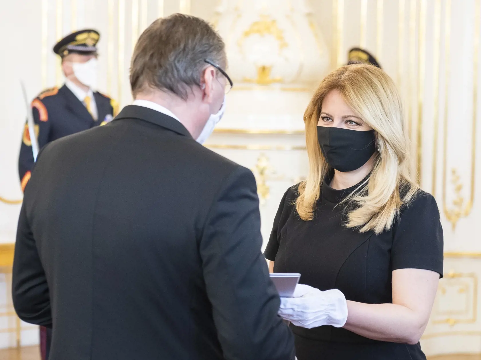 Na snímke zľava končiaci riaditeľ SIS Anton Šafárik počas vymenovania nového riaditeľa Slovenskej informačnej služby (SIS) prezidentkou SR Zuzanou Čaputovou v Bratislave 15. apríla 2020. FOTO TASR - Jaroslav Novák