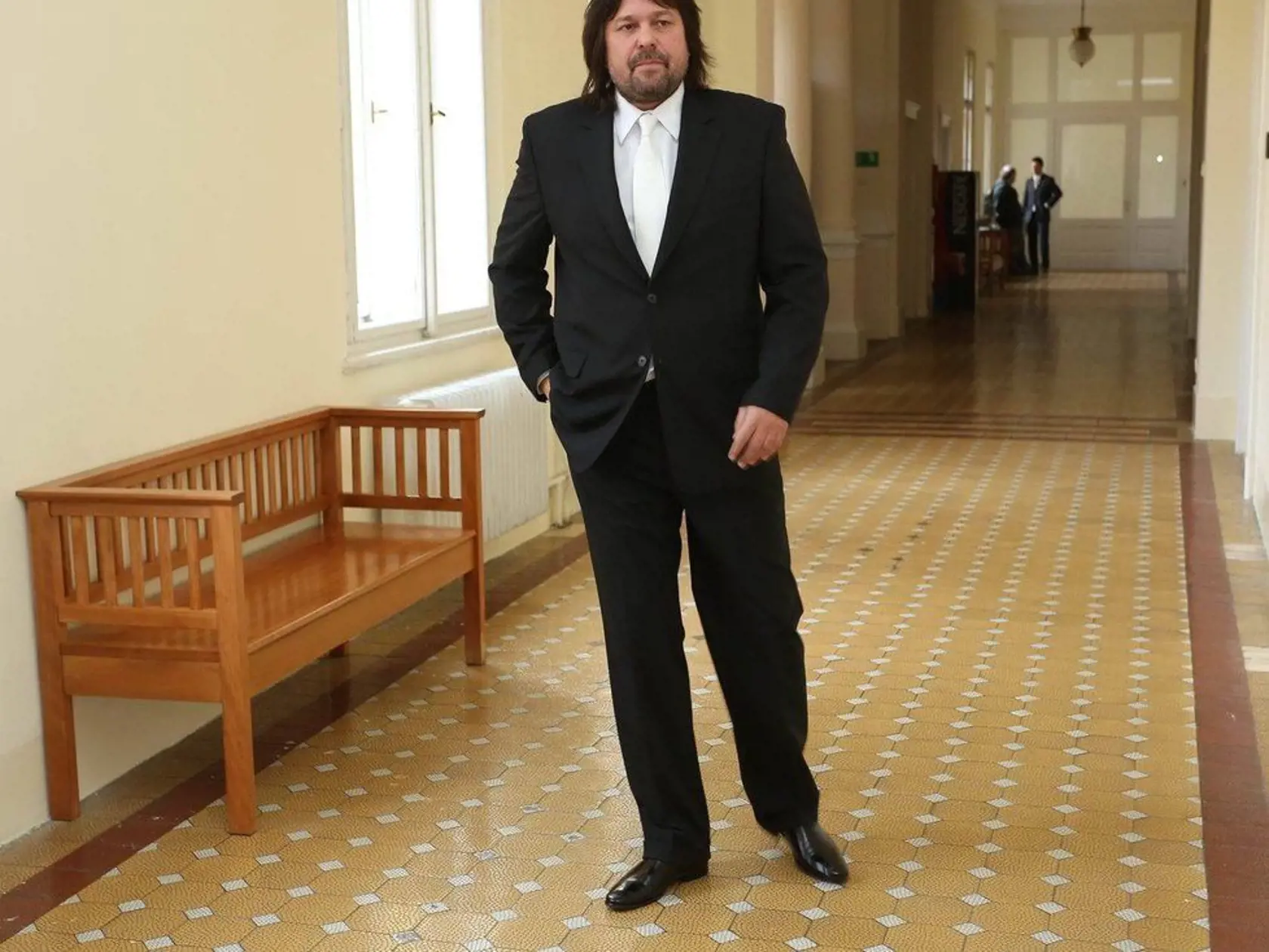 Jiří Pomeje prichádza na pojednávanie.