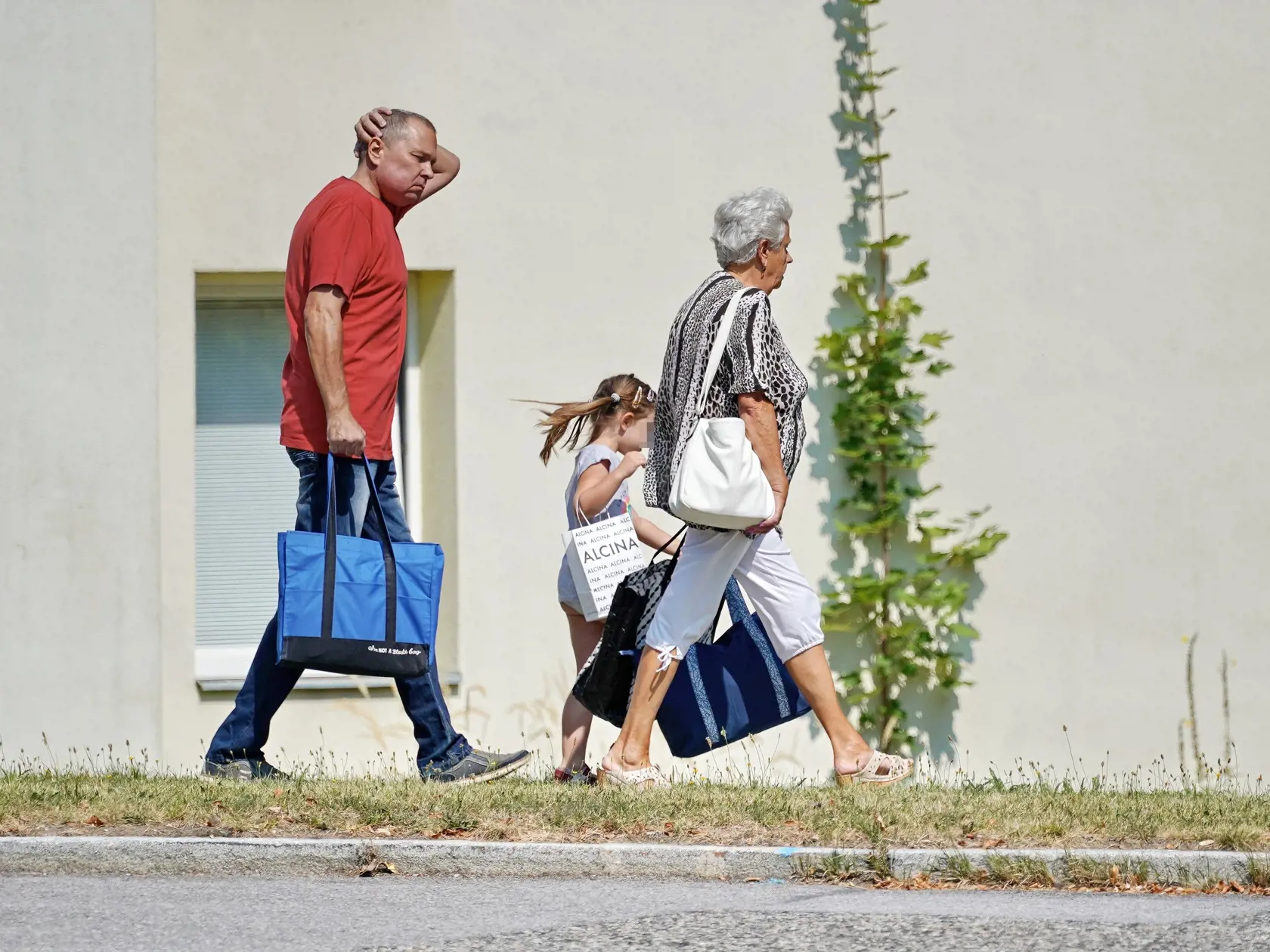 Vlani v lete: Časť prázdnin trávila Anička so svojím otcom a s babkou.