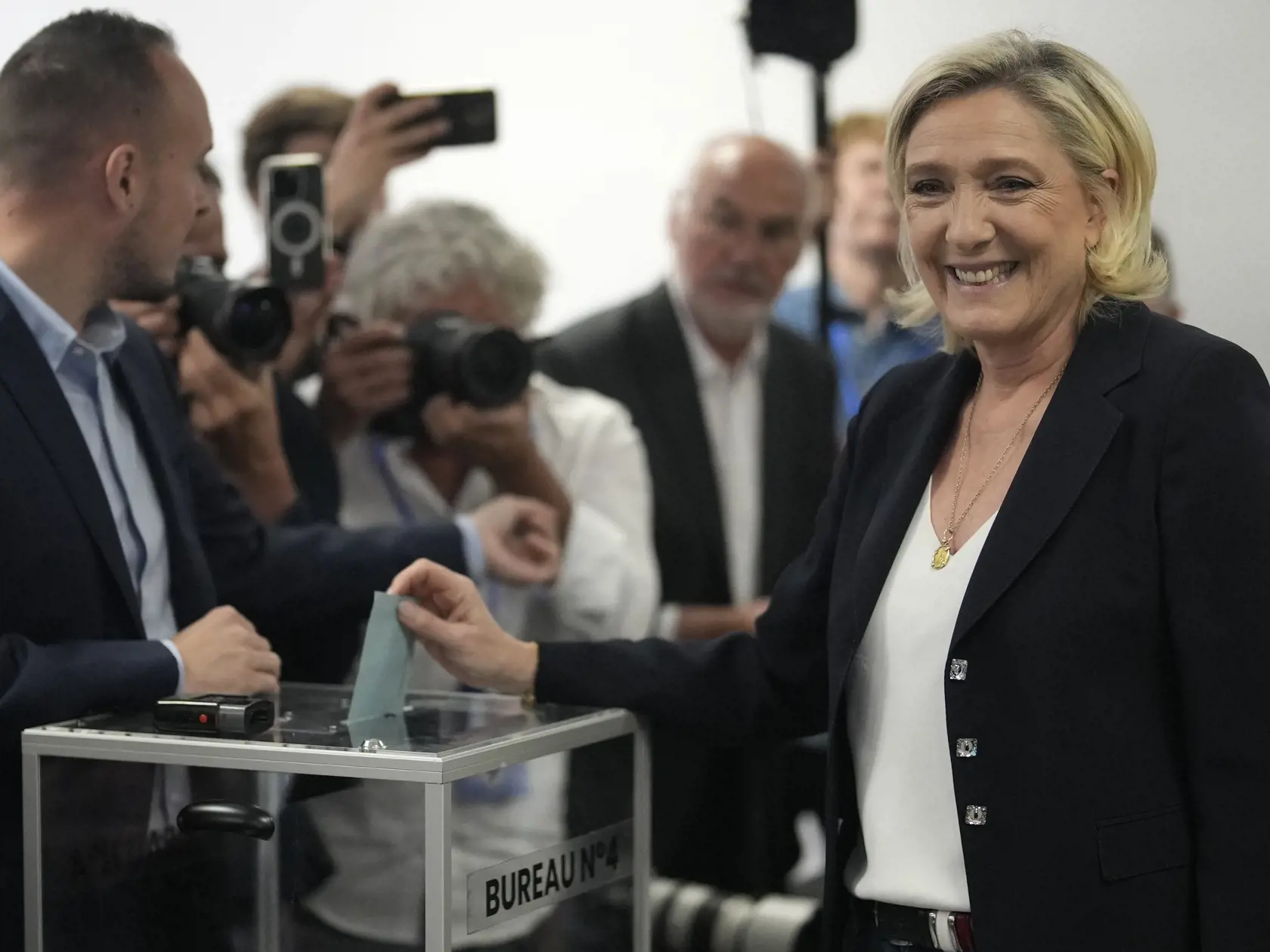 Bývalá predsedníčka krajne pravicového Národného združenia (RN) Marine Le Penová vhadzuje obálku s hlasovacím lístkom do volebnej schránky v meste Hénin-Beaumon počas 1. kola predčasných parlamentných volieb vo Francúzsku v nedeľu 30. júna 2024. Predčasné voľby vyhlásil prezident Emmanuel Macron v reakcii na výsledky eurovolieb. Druhé kolo bude 7. júla.