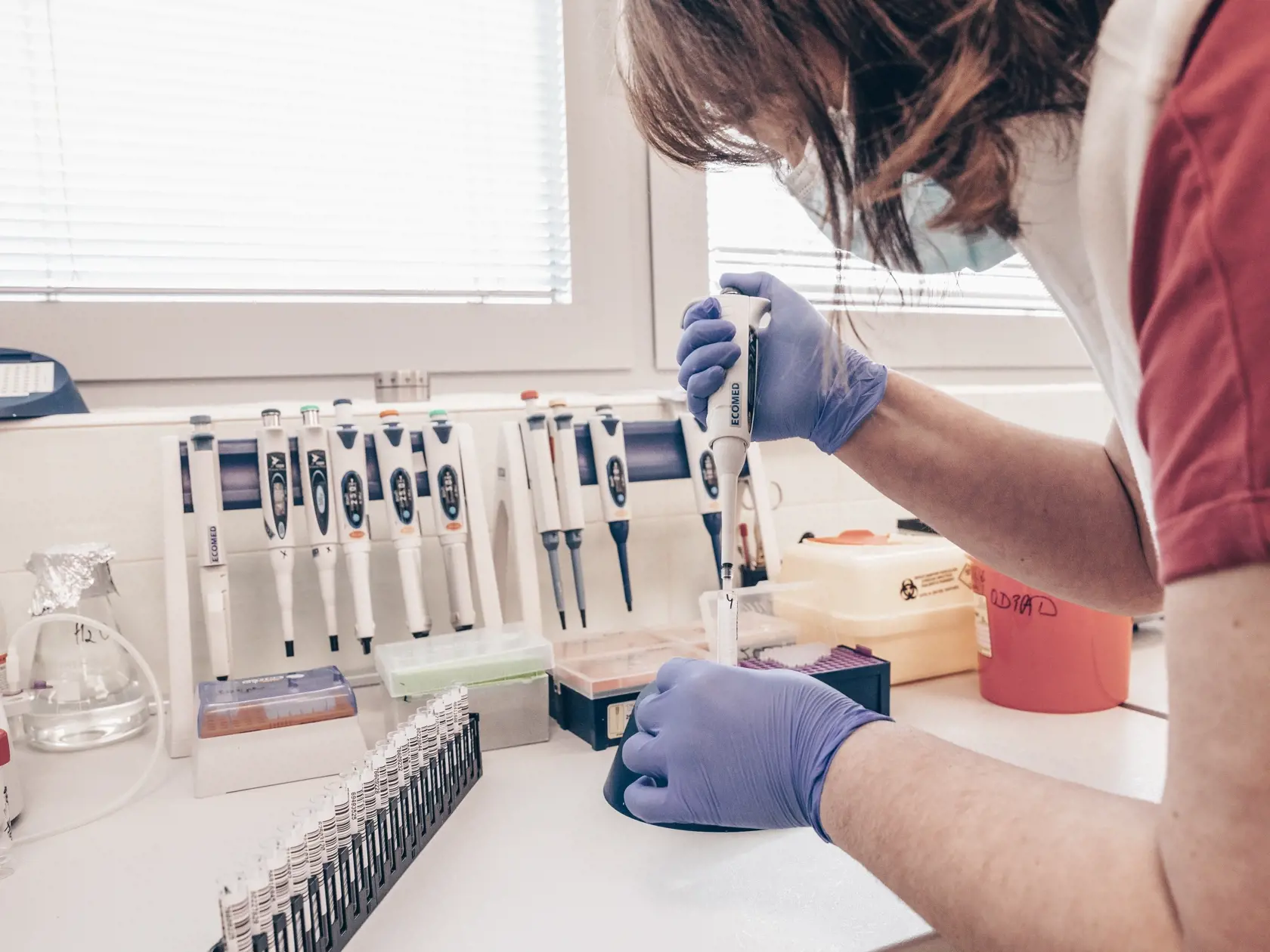 Laboratóriá metódou ELISA vyšetrili protilátky v 4221 vzorkách z celého Slovenska. Zamerali sa na tú časť koronavírusu, ktorá odhalí protilátky len po prekonaní covidu, nie po očkovaní. Zistili, že protilátky má necelá štvrtina Slovákov, presne 23,62 percent ľudí.