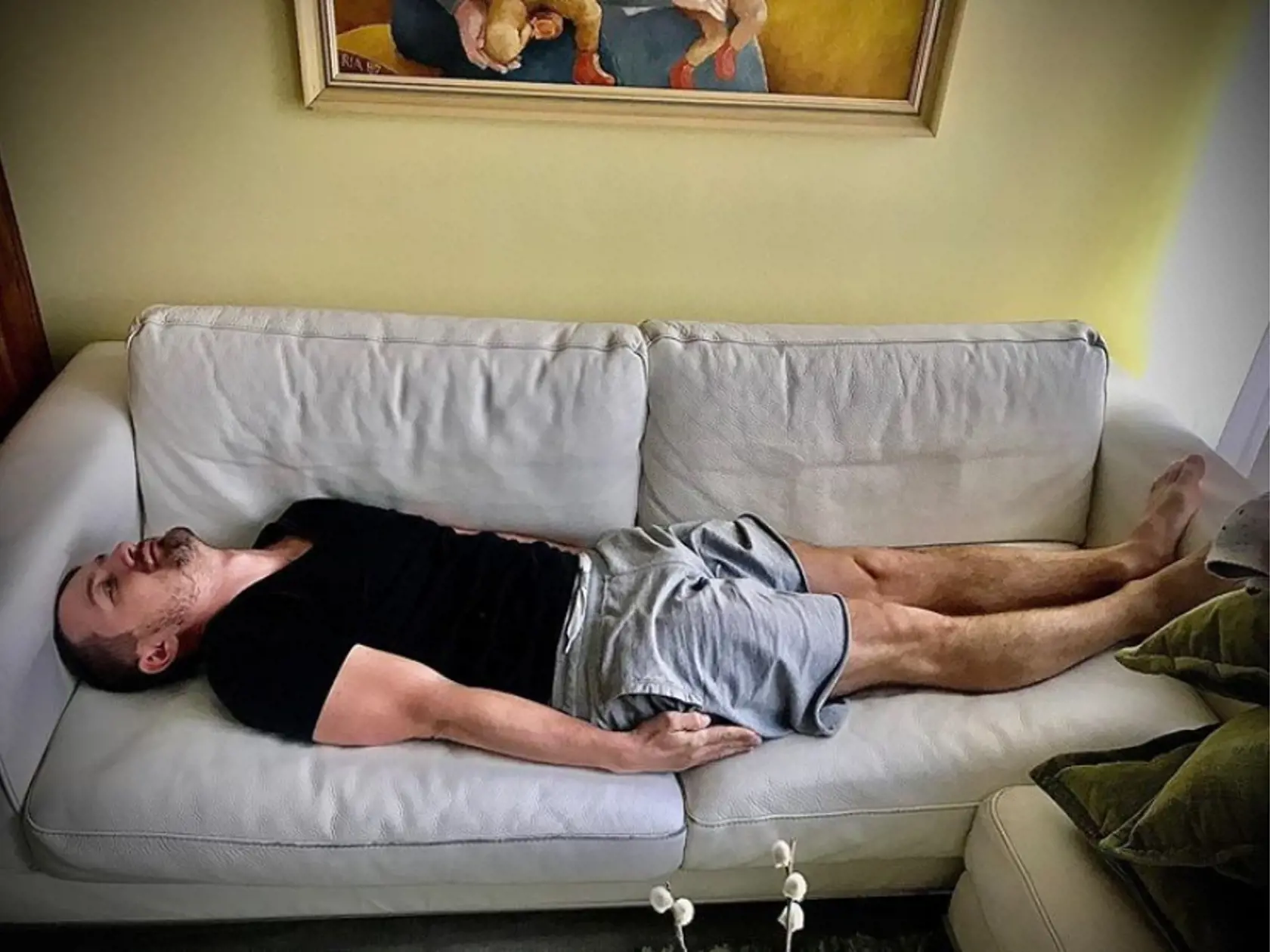 Viktor demonštruje pohodlnosť domáceho gauča.