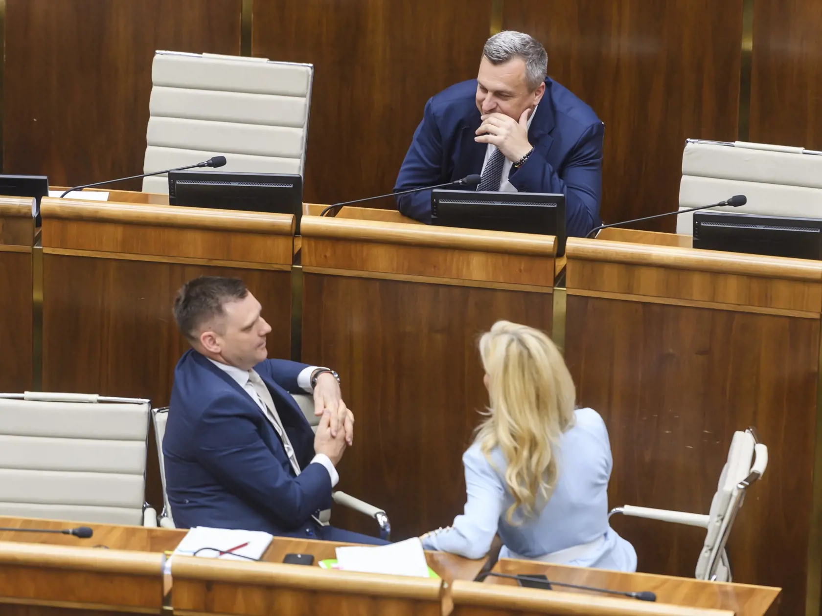 Na snímke hore podpredseda NR SR Andrej Danko (SNS) a zľava dole podpredseda vlády a minister životného prostredia SR Tomáš Taraba (nominant SNS) a ministerka kultúry SR Martina Šimkovičová (nominantka SNS) počas 12. schôdze NR SR v Bratislave 21. mája 2024.