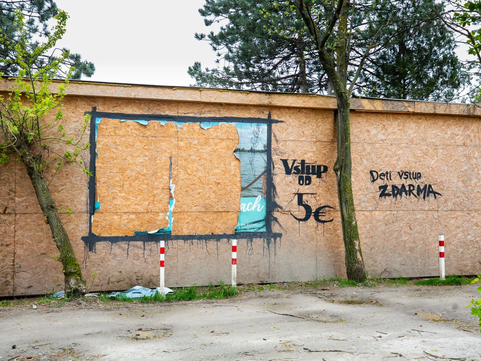 Čierna stavba na brehu jazera na Zlatých pieskoch v Bratislave patriaca Daniele Kralevich.