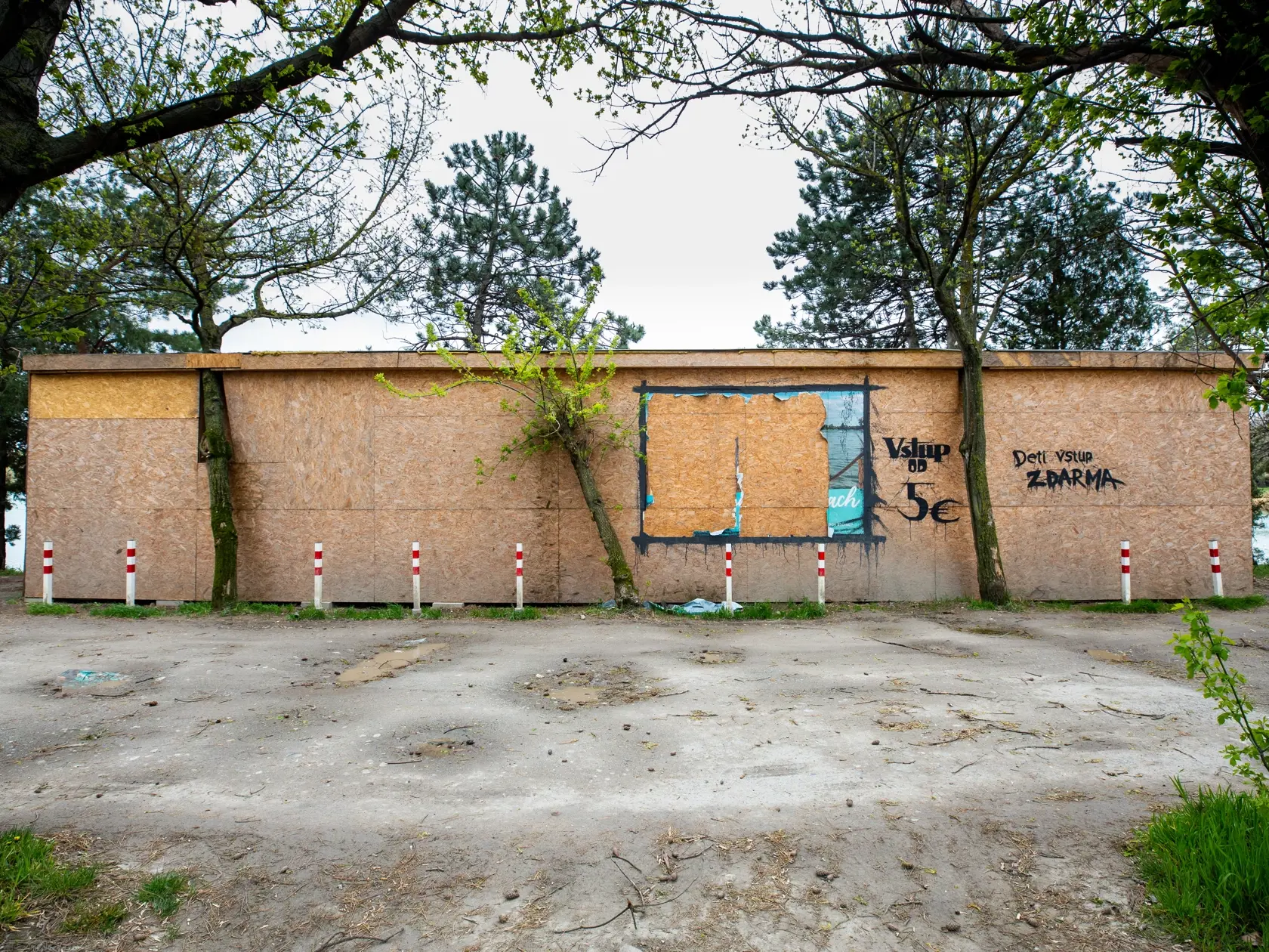 Čierna stavba na brehu jazera na Zlatých pieskoch v Bratislave patriaca Daniele Kralevich.
