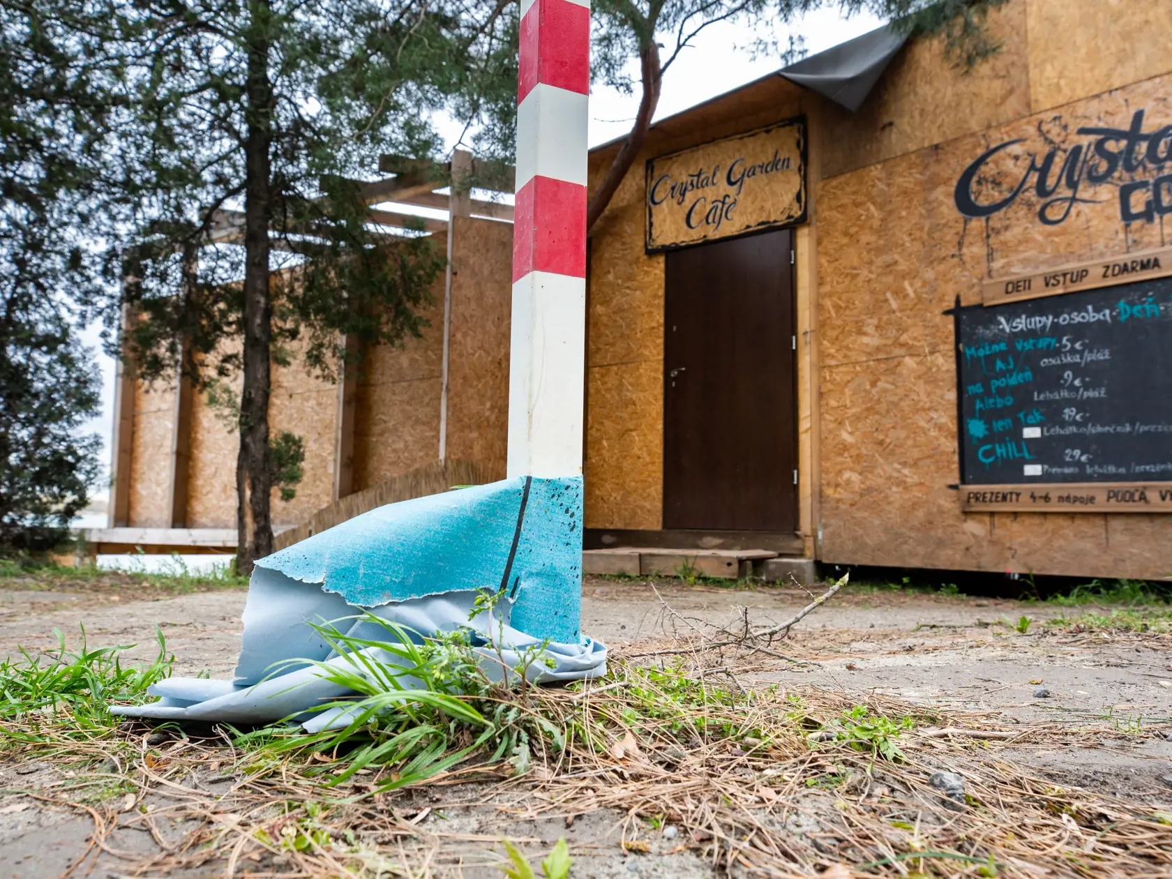 Čierna stavba na brehu jazera na Zlatých pieskoch v Bratislave patriaca Daniele Kralevich.