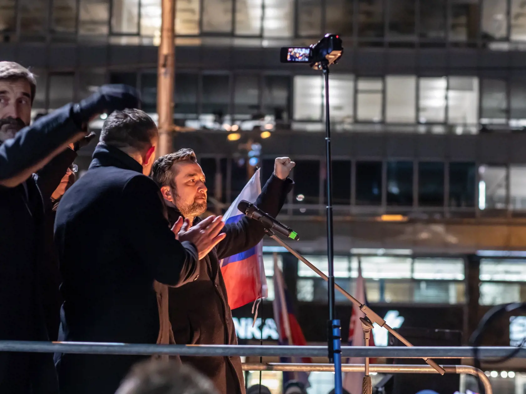 Na snímke je Robert Fico a Ľuboš Blaha na proteste pred Prezidentským palácom proti obrannej zmluve s USA a zdražovaniu potravín.  