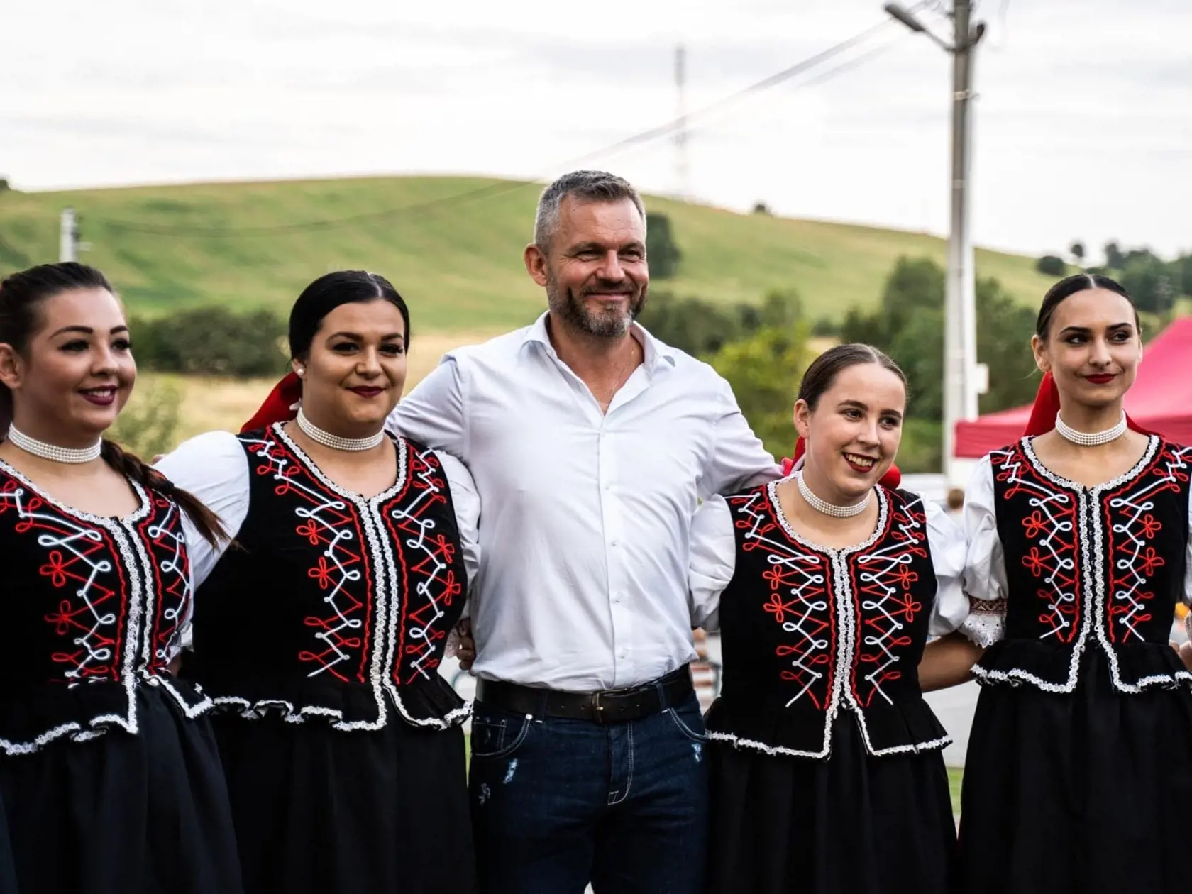 Expremiér Peter Pellegrini v spoločnosti krojovaných krások.