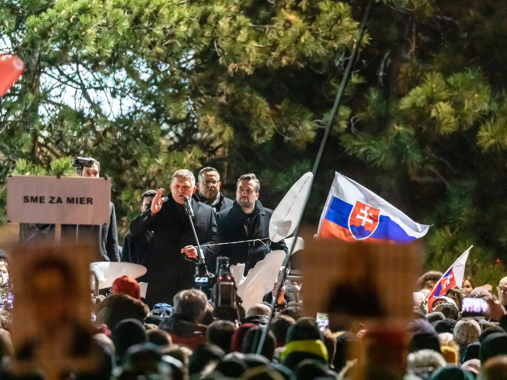 Na snímke je Robert Fico na proteste pred Prezidentským palácom proti obrannej zmluve s USA a zdražovaniu potravín.  