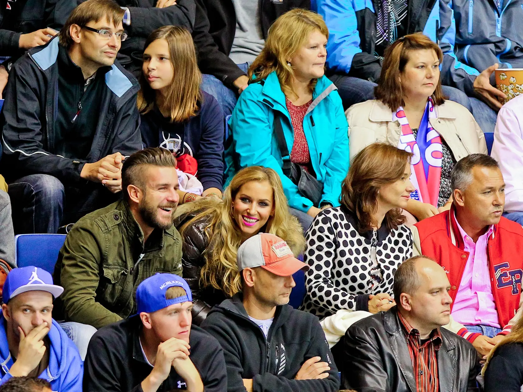 Na snimke tenistka Dominika Cibulkova so snubencom Michalom Navarom v hladisku pocas zapasu Kontinentalnej hokejovej ligy 2013/2014 medzi HC Slovan Bratislava a Dinamom Riga.