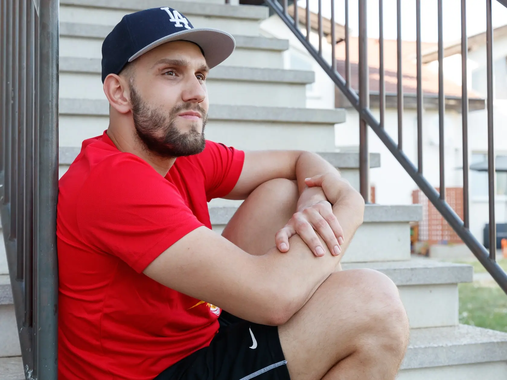Na snímke je hokejista Dukly Trenčín Denis Hudec, ktorý je nemanželským synom slávneho slovenského hokejistu Žigmunda Pálffyho. Na snímke je pred sociálnym bytom v obci Trenčianska Turná, kde žije so svojou matkou, jej partnerom a piatimi súrodencami.